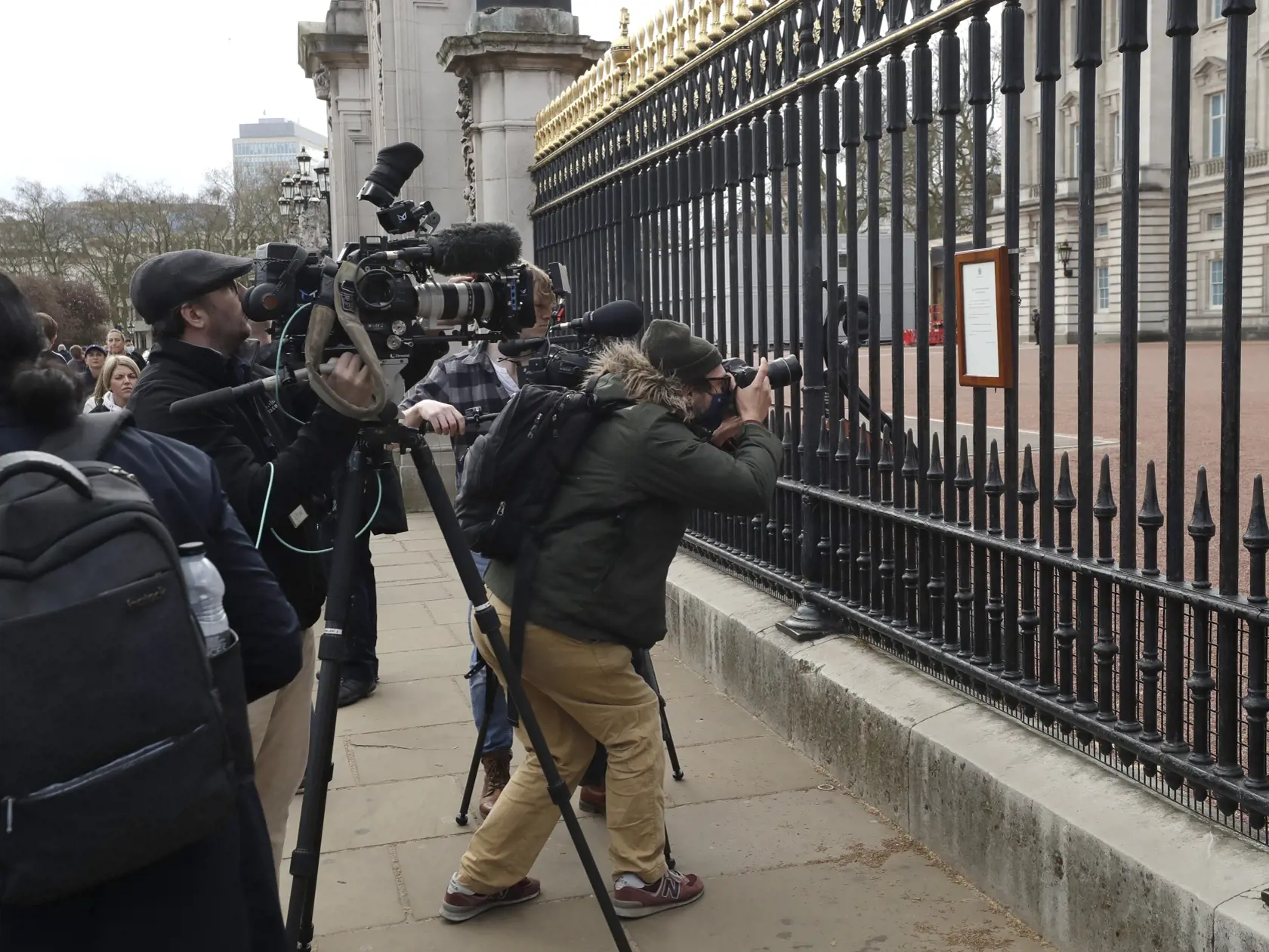 KK3 Londýn - Novinári stoja pred oznámením o úmrtí britského princa Philipa, ktoré visí na bráne Buckinghamského paláca 9. apríla 2021 v Londýne. Britský princ Philip, manžel kráľovnej Alžbety II., zomrel v piatok vo veku 99 rokov. Oznámil to Buckinghamský palác.  "Jeho kráľovská výsosť zomrela dnes ráno pokojne na Windsorskom zámku," dodal palác s tým, že ďalšie informácie zverejnia v náležitom čase. FOTO TASR/AP
Members of the media take images of an announcement, regarding the death of Britai