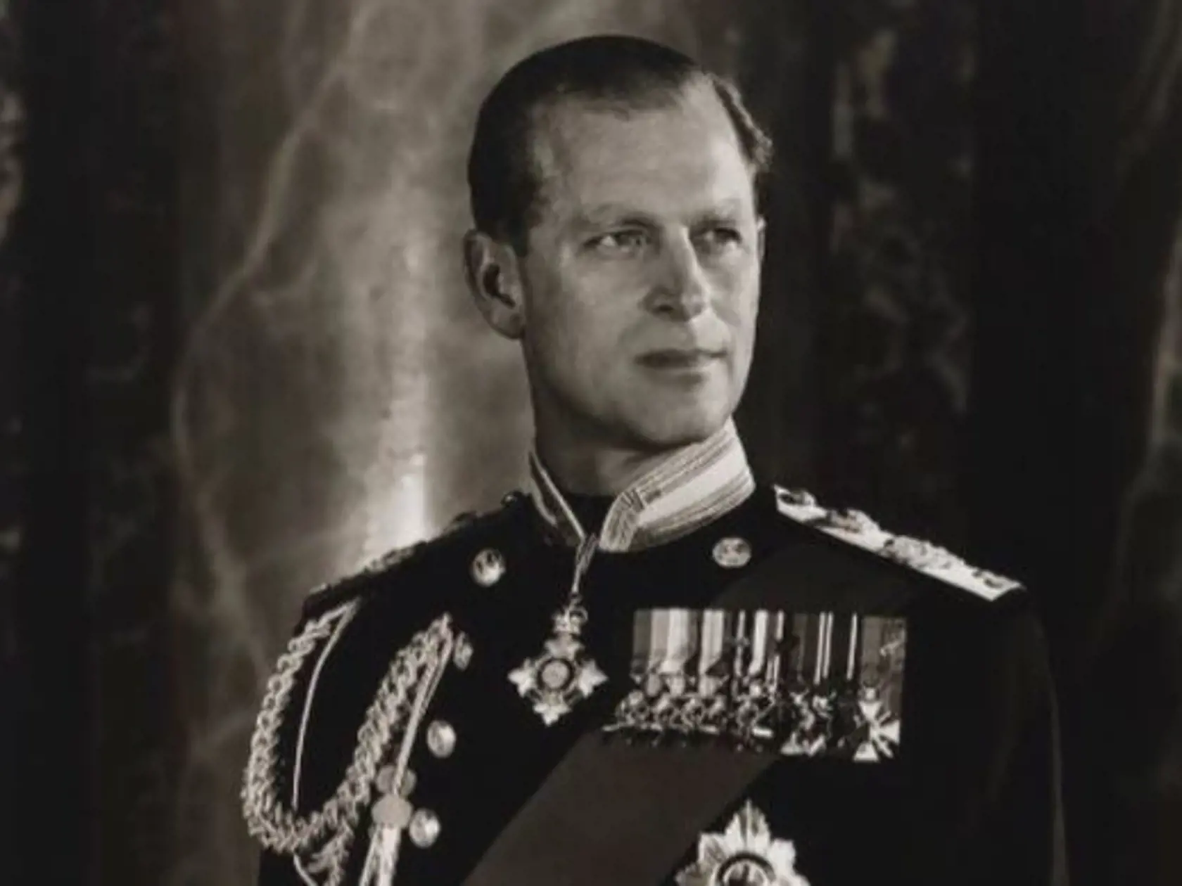 Philip sa ako 13-ročný zúčastnil na svadbe svojho bratranca, kde prvý raz stretol vtedy ešte iba 8-ročnú Alžbetu, svoju neskoršiu manželku. Neskôr sa videli na pôde univerzity pre kráľovské námorníctvo a počas druhej svetovej vojny si dopisovali.