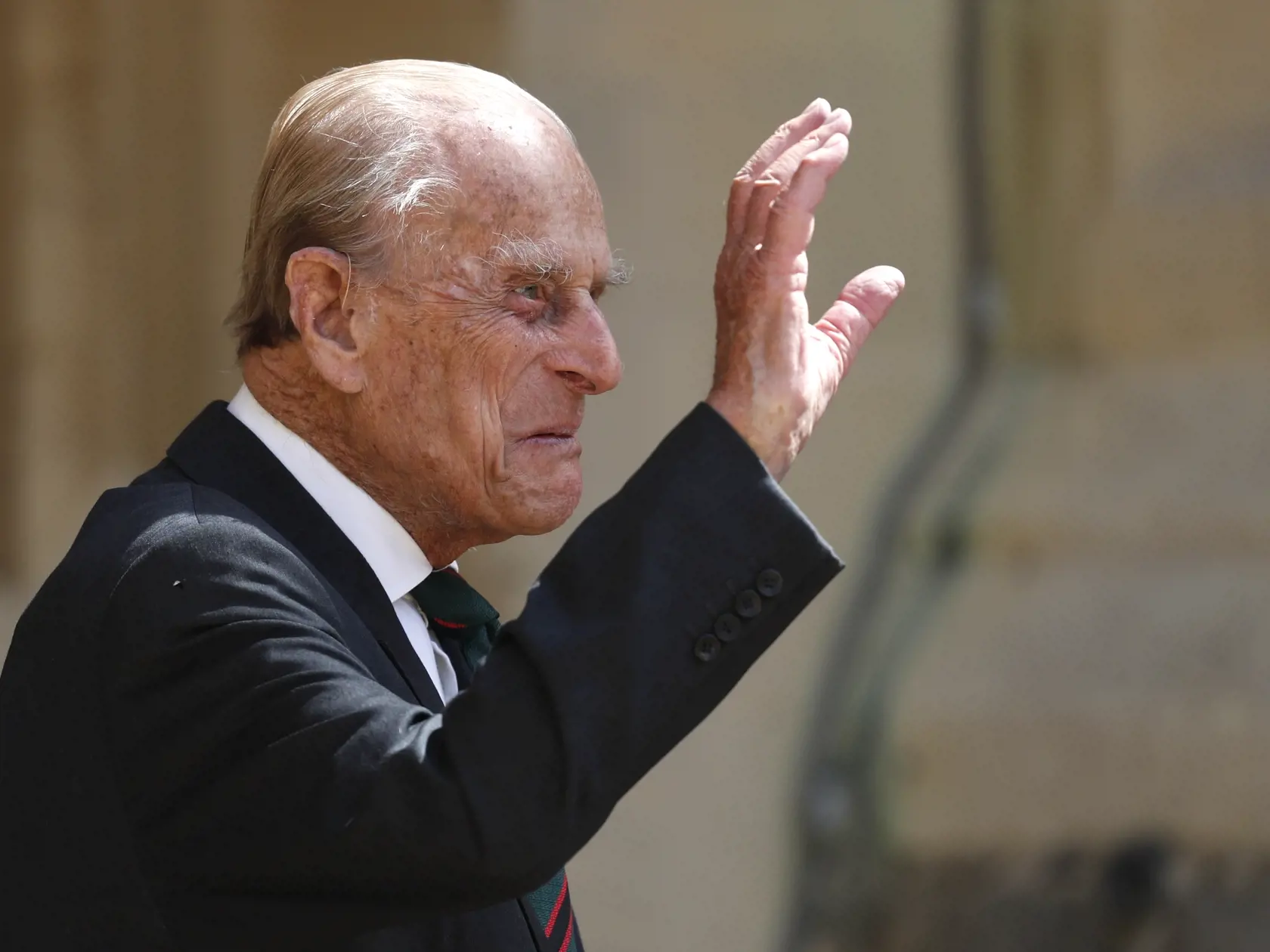 WA 26 Windsor - Princ Philip, 99-ročný manžel britskej kráľovnej Alžbety II., sa v stredu 22. júla 2020 výnimočne objavil na verejnosti, keď odovzdal svoj patronát nad pechotným plukom The Rifles vojvodkyni z Cornwallu Camille, manželke svojho syna princa Charlesa na Windsorskom hrade ležiacom západne od Londýna. Na paralelnej slávnosti v takmer 160 kilometrov vzdialenom sídle Highgrove House hlavný veliteľ pluku Patrick Sanders privítal Camillu ako novú patrónku The Rifles.Philip bol s týmto re