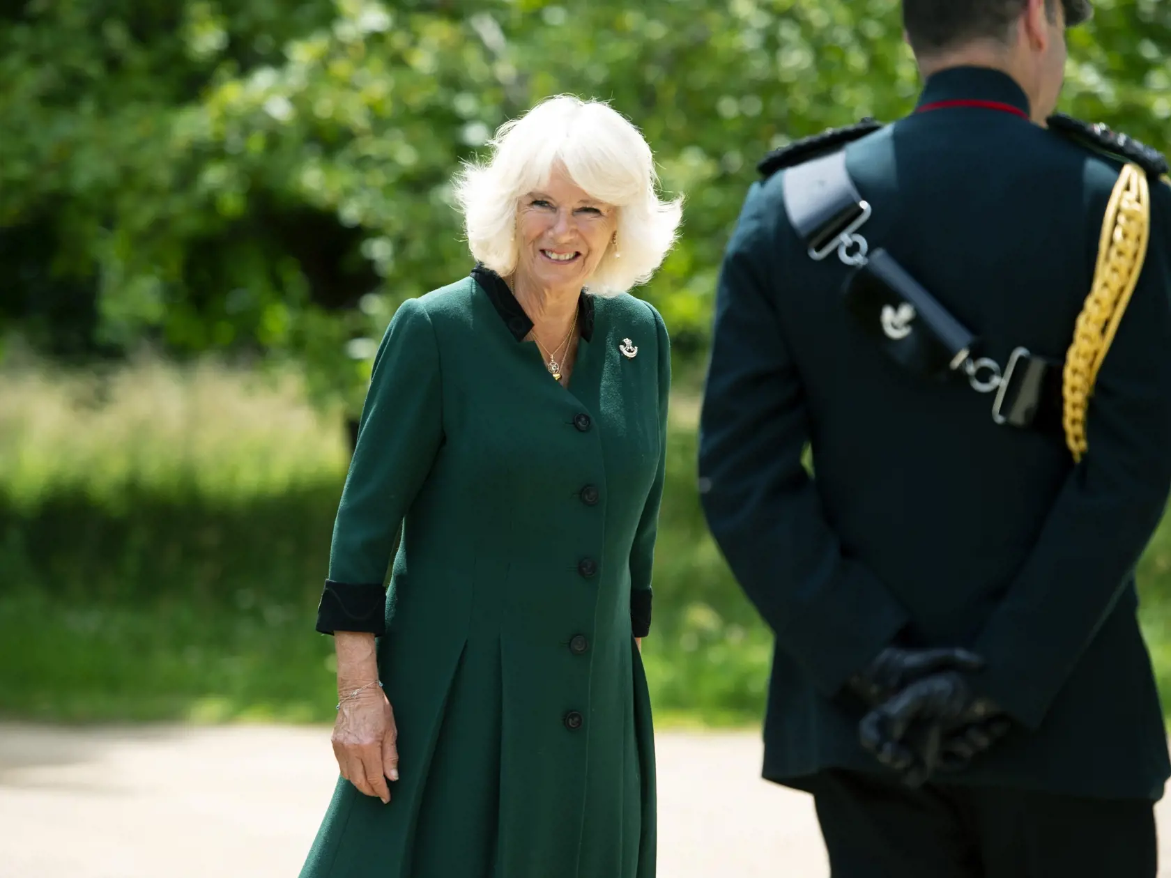 WA 29 Windsor - Camilla, vojvodkyňa z Cornwallu Camilla sa účastní slávnostnej ceremónie, na ktorej prevzala patronát nad pechotným plukom The Rifles v sídle Highgrove House v anglickom grófstve Gloucestershire v stredu 22. júla 2020. Patronát jej odovzdal princ Philip, 99-ročný manžel britskej kráľovnej Alžbety II., ktorý sa výnimočne objavil na verejnosti na paralelnej slávnosti na Windsorskom hrade ležiacom západne od Londýna.  Philip bol s týmto regimentom spätý 67 rokov, hoci The Rifles ofi