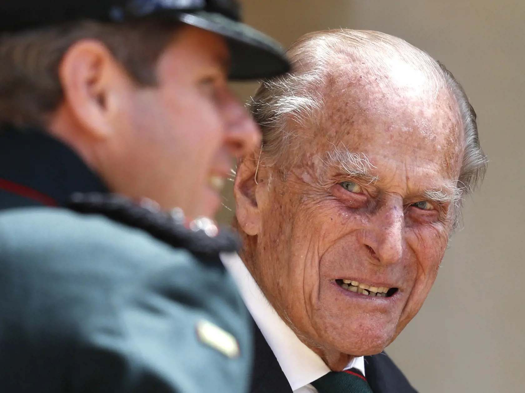 WA 26 Windsor - Princ Philip, 99-ročný manžel britskej kráľovnej Alžbety II., sa v stredu 22. júla 2020 výnimočne objavil na verejnosti, keď odovzdal svoj patronát nad pechotným plukom The Rifles vojvodkyni z Cornwallu Camille, manželke svojho syna princa Charlesa na Windsorskom hrade ležiacom západne od Londýna. Na paralelnej slávnosti v takmer 160 kilometrov vzdialenom sídle Highgrove House hlavný veliteľ pluku Patrick Sanders privítal Camillu ako novú patrónku The Rifles.Philip bol s týmto re