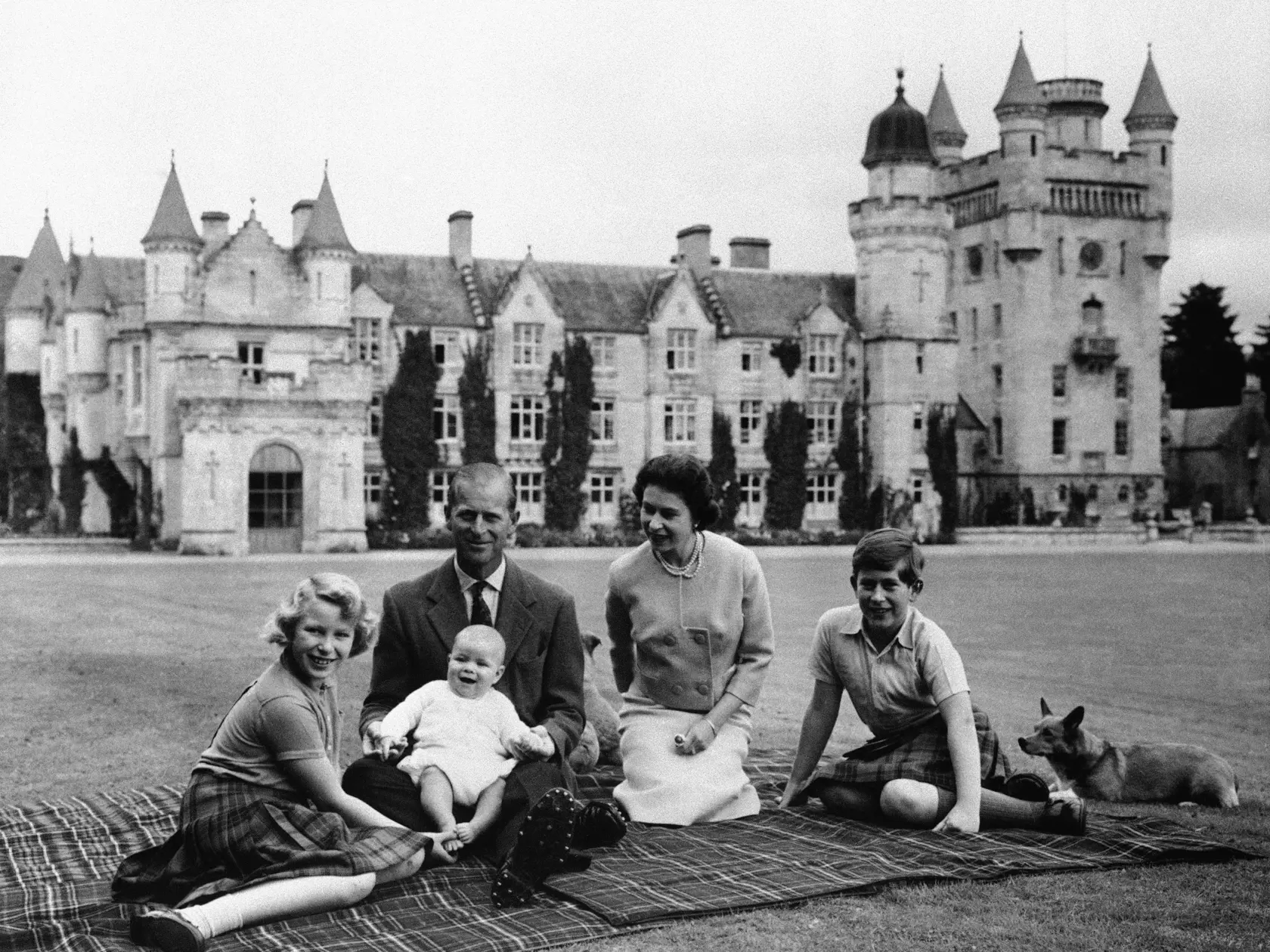 KK27 Balmoral - Na archívnej snímke zo septembra 1960 britská kráľovná Alžbeta II., princ Philip a ich tri deti, princ Charles (vpravo), princezná Anne a princ Andrew pózujú pred zámkom Balmoral v Škótsku. Manžel britskej kráľovnej Alžbety II., princ Philip, sa v stredu 10. júna 2020 dožil 99 rokov. Vojvoda z Edinburghu Philip sa narodil 10. júna 1921 na gréckom ostrove Korfu. V roku 1947 sa oženil s vtedajšou korunnou princeznou Elizabeth. FOTO TASR/AP

FILE - In this Sept. 1960 file photo, Bri