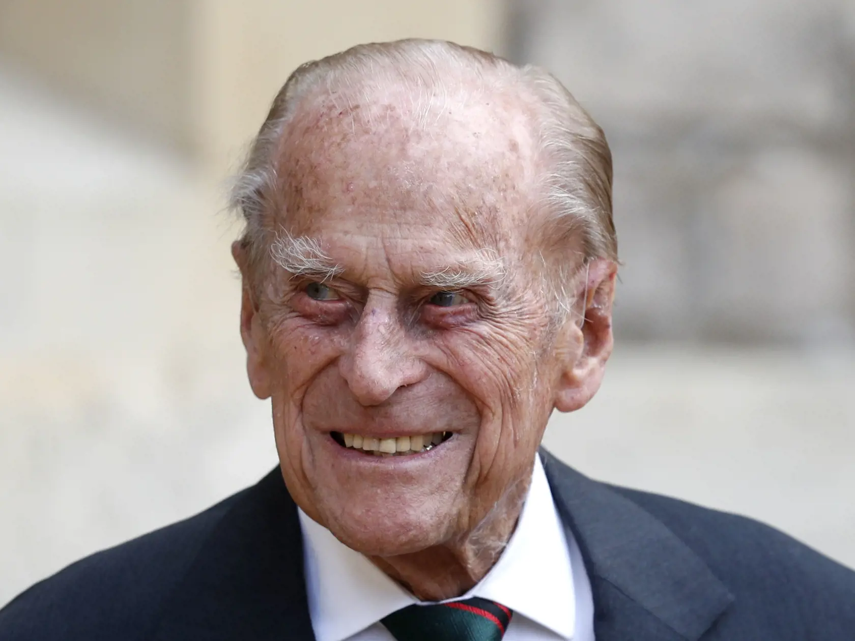 EBE 33 Windsor - Britský princ Philip, manžel kráľovnej Alžbety II., zomrel v piatok vo veku 99 rokov. Oznámil to Buckinghamský palác v piatok 9. apríla 2021. Na archívnej snímke z 22. júla 2020 prichádza princ Philip na hrade Windsor v Anglicku. FOTO TASR/AP
FILE - In this Wednesday July 22, 2020 file photo, Britain's Prince Philip arrives for a ceremony for the transfer of the Colonel-in-Chief of the Rifles from himself to Camilla, Duchess of Cornwall, at Windsor Castle, England. Buckingham Pa