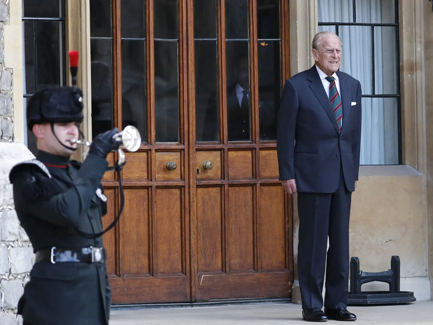 WA 28 Windsor - Princ Philip, 99-ročný manžel britskej kráľovnej Alžbety II., sa v stredu 22. júla 2020 výnimočne objavil na verejnosti, keď odovzdal svoj patronát nad pechotným plukom The Rifles vojvodkyni z Cornwallu Camille, manželke svojho syna princa Charlesa na Windsorskom hrade ležiacom západne od Londýna. Na paralelnej slávnosti v takmer 160 kilometrov vzdialenom sídle Highgrove House hlavný veliteľ pluku Patrick Sanders privítal Camillu ako novú patrónku The Rifles.Philip bol s týmto re