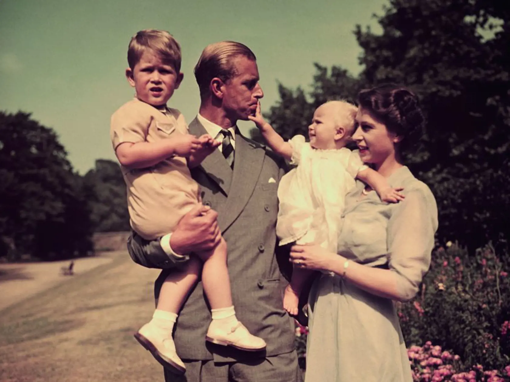 1951: Kráľovná, princ Philip, princezná Anne a princ Charles