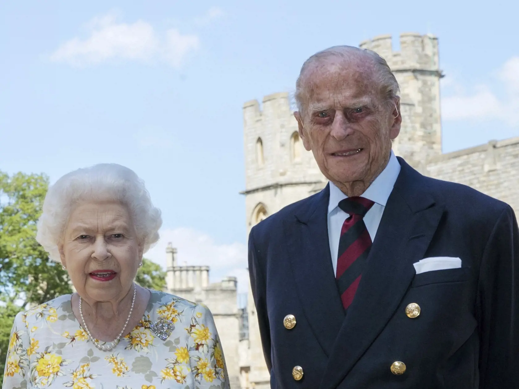 KK15 Windsor - Britská kráľovná Alžbeta II. a britský princ Philip pózujú pre fotografiu v areáli  Windsorského zámku 1. júna 2020. Manžel britskej kráľovnej Alžbety II., princ Philip, sa v stredu 10. júna 2020 dožil 99 rokov. Kráľovský pár je stále v izolácii z dôvodu opatrení v súvislosti s pandémiou koronavírusu SARS-CoV-2. FOTO TASR/AP
Britain's Queen Elizabeth II and Prince Philip the Duke of Edinburgh pose for a photo June 1, 2020, in the quadrangle of Windsor Castle, in Windsor, England, 