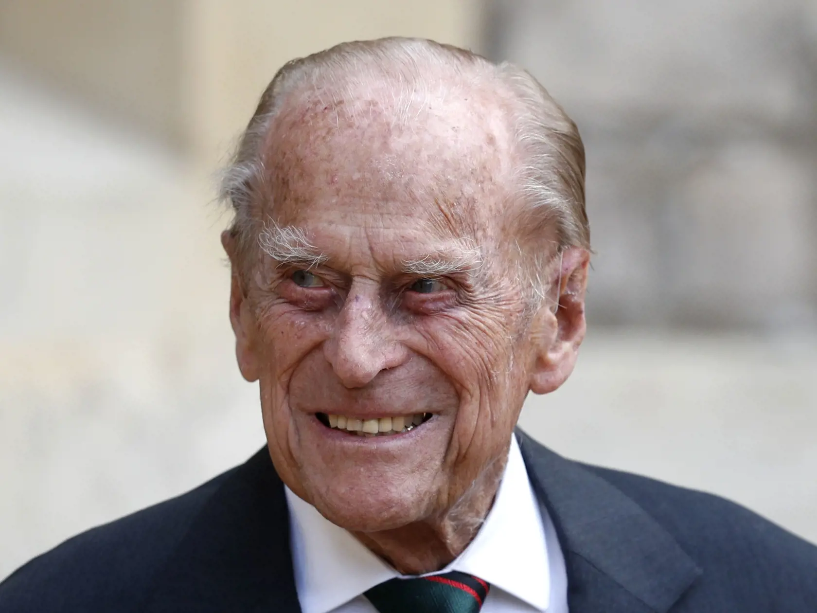 WA 53 archív Windsor - Na archívnej snímke z 22. júla 2020 britský princ Philip, 99-ročný manžel britskej kráľovnej Alžbety II., sa výnimočne objavil na verejnosti, keď odovzdal svoj patronát nad pechotným plukom The Rifles vojvodkyni z Cornwallu Camille, manželke svojho syna princa Charlesa na Windsorskom hrade ležiacom západne od Londýna. Britského 99-ročného princa Philipa previezli zo súkromnej Nemocnice kráľa Eduarda VII. do Nemocnice sv. Bartolomeja v Londýne, v ktorej bude pokračovať vo s