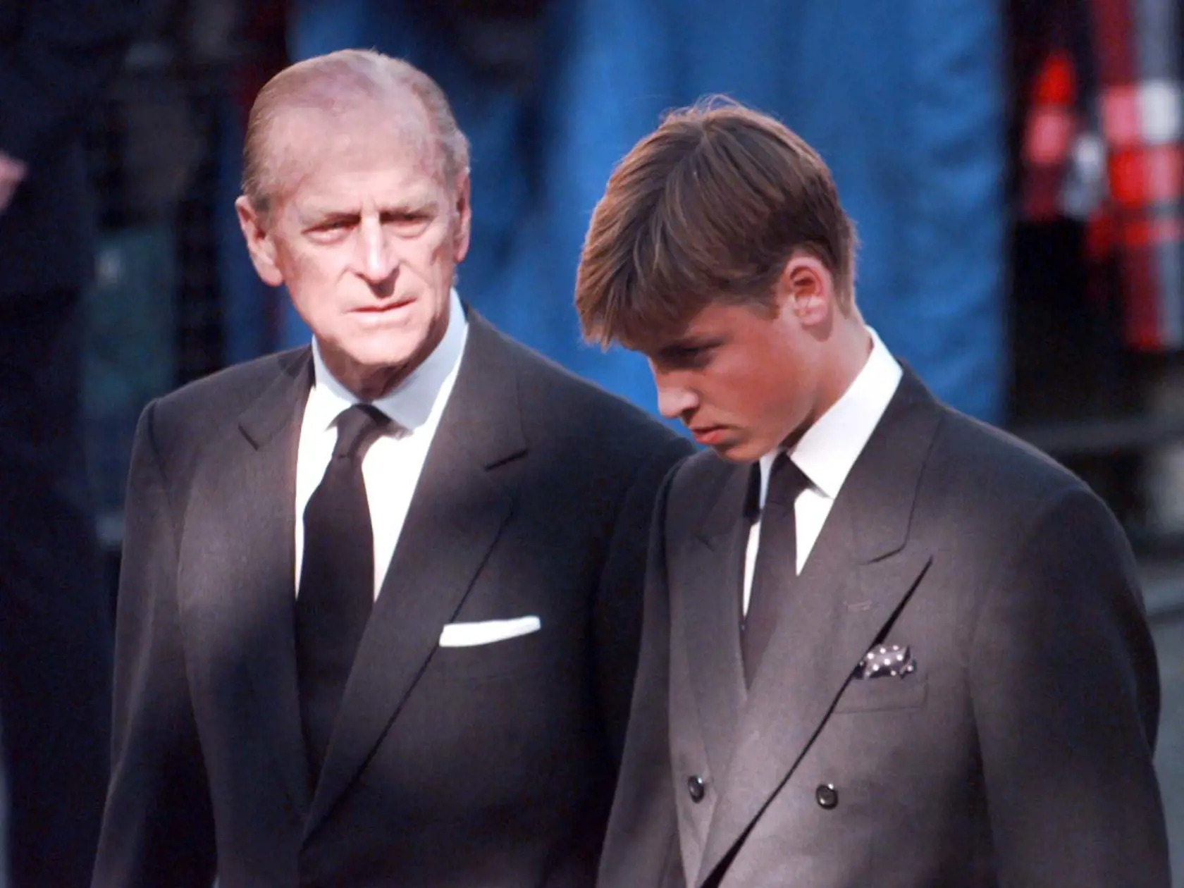 Princ Philips vnukom Williamom na pohrebe princeznej Diany
