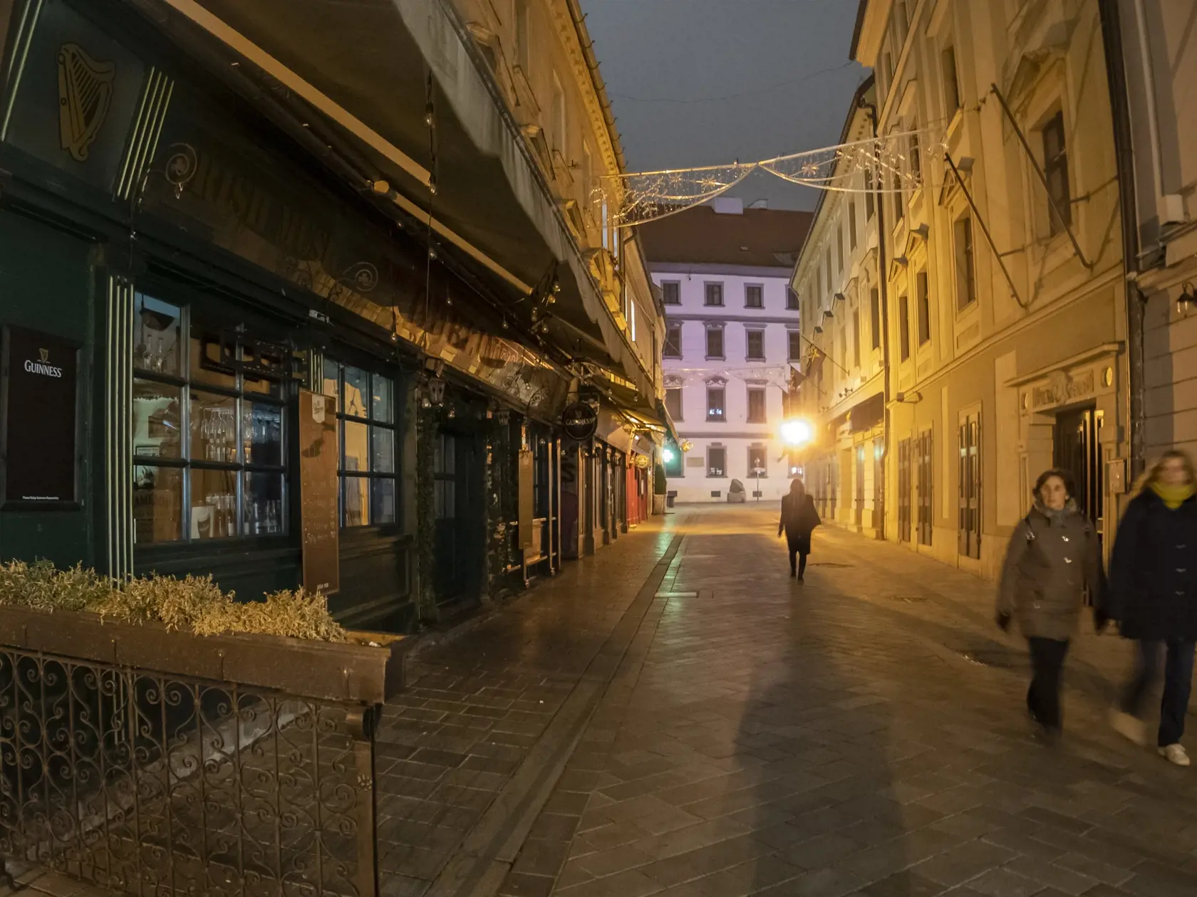 Na Slovensku platí od štvrtka 25. novembra 2021 na 90 dní núdzový stav. Vláda schválila aj zákaz vychádzania. Platí aj viacero výnimiek, napríklad nákup nevyhnutných životných potrieb v najbližšom obchode ako sú potraviny, reštaurácie výdaj cez okienko, lieky, drogéria, obuv, krmivá pre zvieratá, pohonné hmoty, či noviny. Ostatné neesenciálne predajne ostávajú zatvorené, respektíve s obmedzením na výdaj tovaru. Na snímke Bratislavčania počas prechádzky prázdnym bratislavským centrom Starého mest