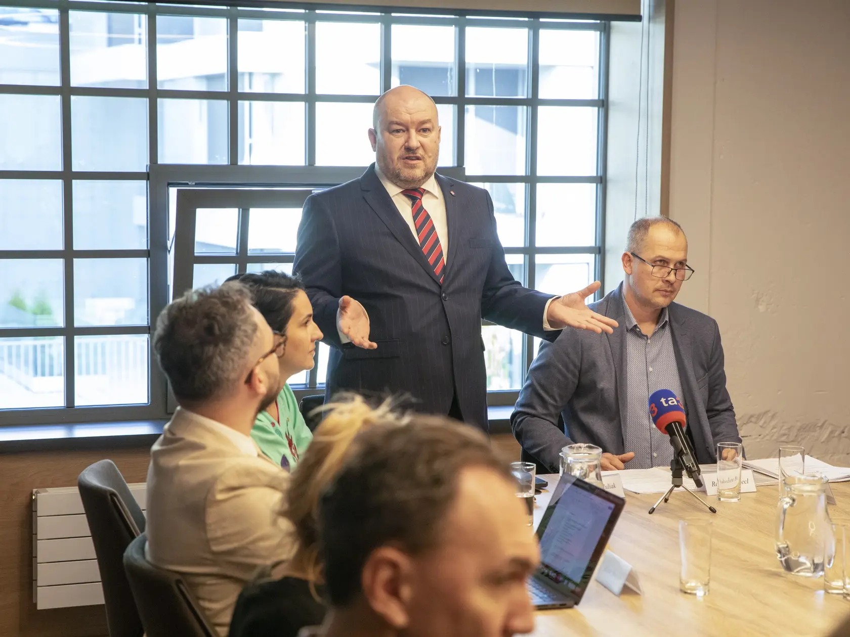 Na snimke je prvé zasadnutie Rady pre šport ministra Cestovného ruchu a športu Rudolfa Huliaka.
Minister Rudolf Huliak predstavuje Radu ministra pre šport.