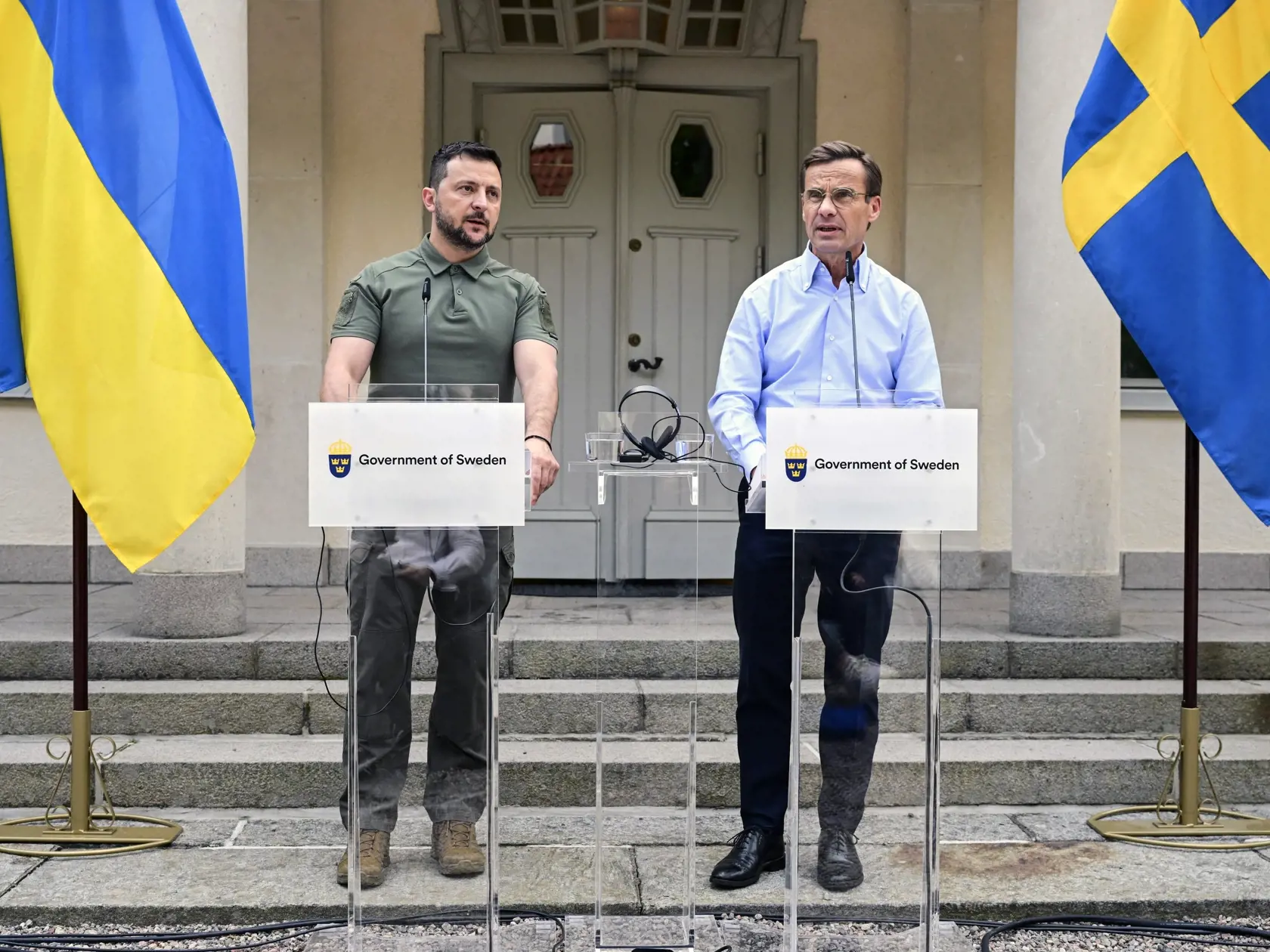 KK63 Harpsund - Na snímke ukrajinský prezident Volodymyr Zelenskyj (vľavo) a švédsky premiér Ulf Kristersson počas tlačovej konferencie 19. augusta 2023 vo švédskom Harpsunde. FOTO TASR/AP
Ukrainian President Volodymyr Zelenskyy, right, shakes hands with Sweden Prime Minister Ulf Kristersson, during his visit to the Prime Minister country retreat, in Harpsund, Sweden, Saturday, Aug. 19, 2023. Zelenskyy is visiting Sweden for the first time since the full-scale Russian invasion of his country. (J