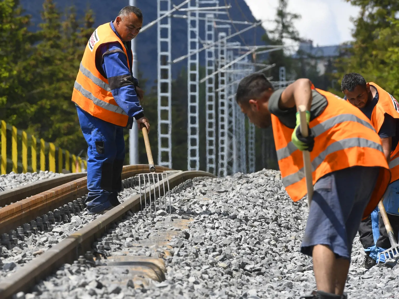 Trať zubačky - ozubnicovej železnice zo železničnej stanice Štrba na Štrbské Pleso vo Vysokých Tatrách je opravená, čaká sa však na povolenie prevádzky zubačky.