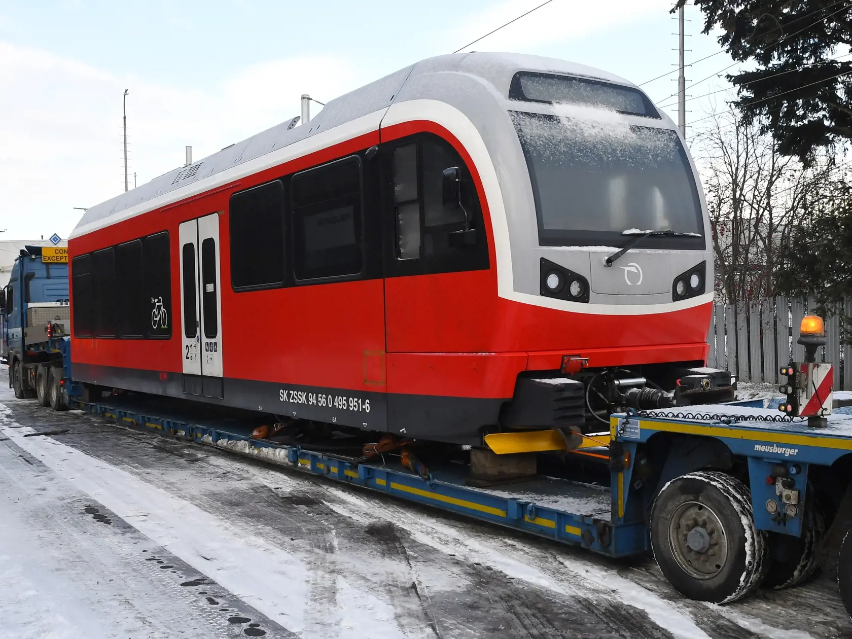Železničná spoločnosť Slovensko (ZSSK) 15. januára 2021 v železničnom depe v Poprade predstavila prvú švajčiarsku „električkozubačku“, ktorú v troch kamiónoch prepravili na Slovensko. Bude sa volať po jednom z tatranských štítov, Bradavica. Na snímke časť električkozubačky pred zložením z podvozka ťahača na koľajnice v popradskom depe.