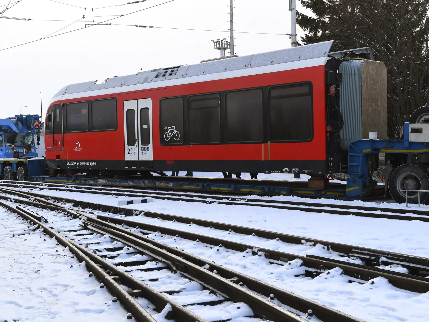 Železničná spoločnosť Slovensko (ZSSK) 15. januára 2021 v železničnom depe v Poprade predstavila prvú švajčiarsku „električkozubačku“, ktorú v troch kamiónoch prepravili na Slovensko. Bude sa volať po jednom z tatranských štítov, Bradavica. Na snímke časť električkozubačky pred zložením z podvozka ťahača na koľajnice v popradskom depe. Poprad 15. januára 2021.   FOTO TASR – Milan Kapusta

