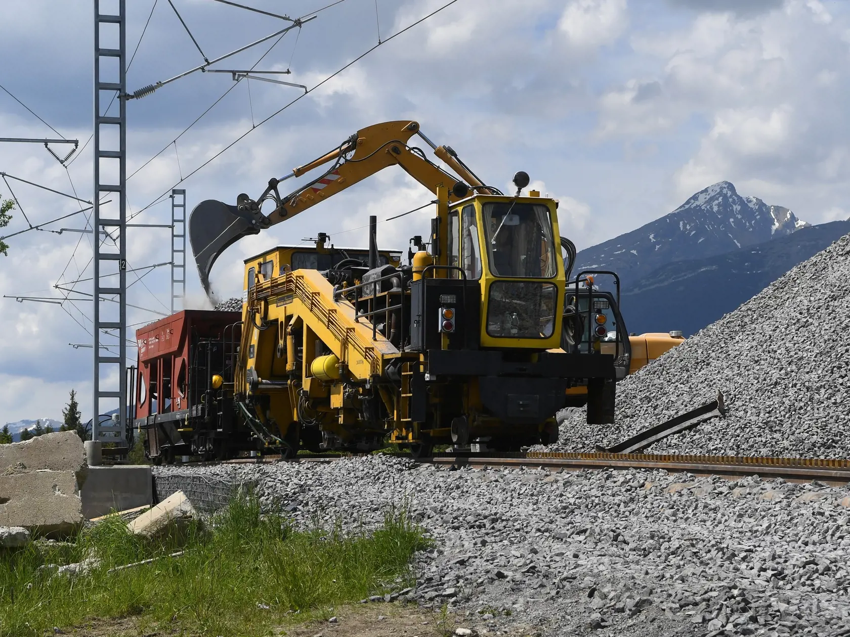 Trať zubačky - ozubnicovej železnice zo železničnej stanice Štrba na Štrbské Pleso vo Vysokých Tatrách rekonštruujú od 6. júla 2020. Pôvodný termín ukončenia rekonštrukcie zubačky bol február 2021. Na snímke koľaje zubačky nad železničnou stanicou Štrba, vpravo v pozadí štít Kriváň. Štrba 14. júna 2020 FOTO TASR – Milan Kapusta
