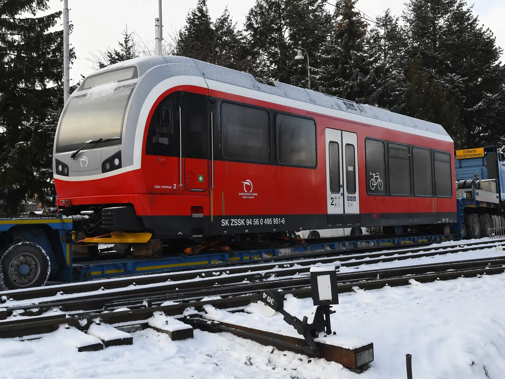Železničná spoločnosť Slovensko (ZSSK) 15. januára 2021 v železničnom depe v Poprade predstavila prvú švajčiarsku „električkozubačku“, ktorú v troch kamiónoch prepravili na Slovensko. Bude sa volať po jednom z tatranských štítov, Bradavica. Na snímke časť električkozubačky pred zložením z podvozka ťahača na koľajnice v popradskom depe. Poprad 15. januára 2021.   FOTO TASR – Milan Kapusta

