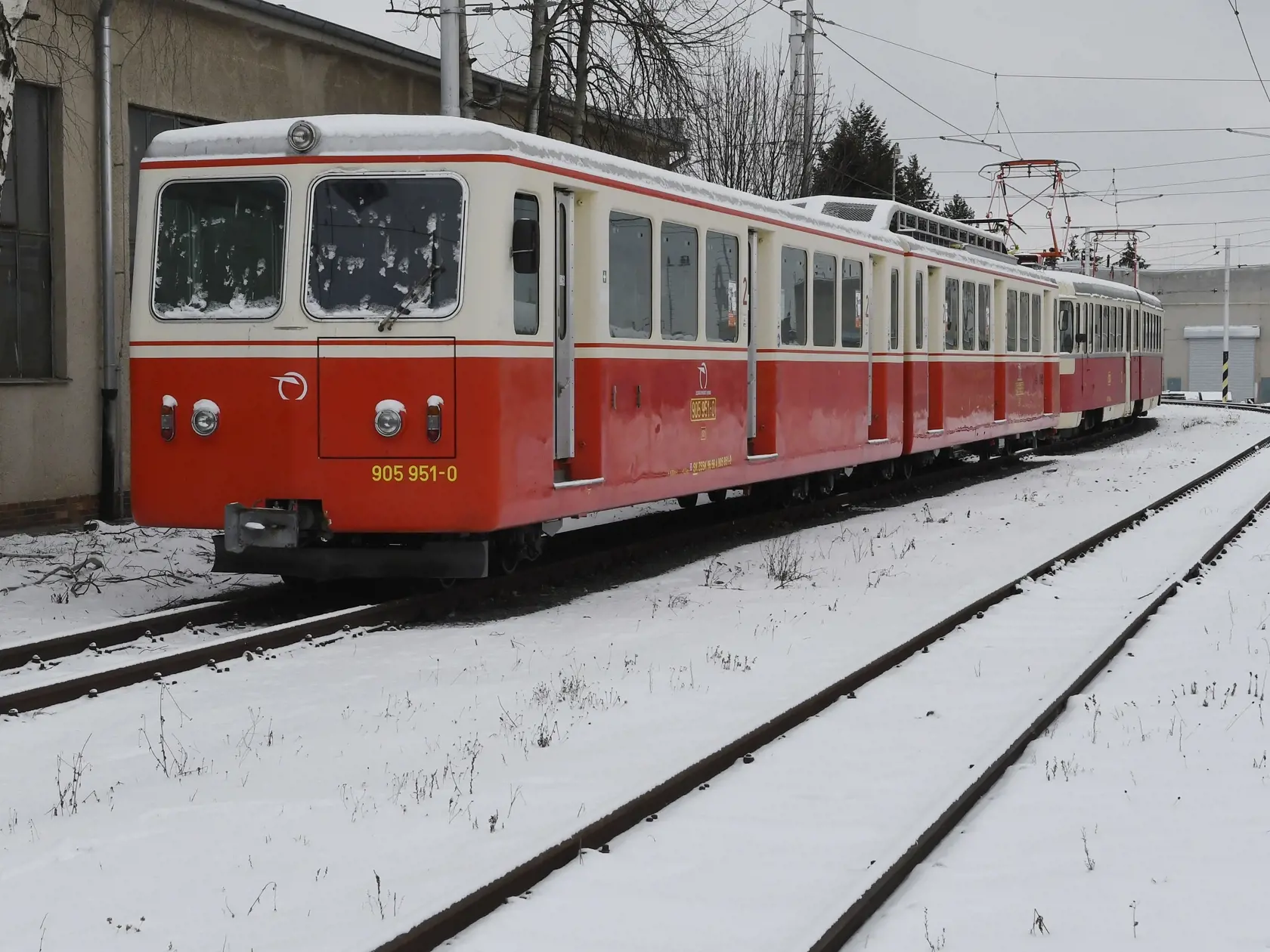Železničná spoločnosť Slovensko (ZSSK) 15. januára 2021 v železničnom depe v Poprade predstavila prvú švajčiarsku „električkozubačku“, ktorú v troch kamiónoch prepravili na Slovensko. Bude sa volať po jednom z tatranských štítov, Bradavica. Na snímke vpredu stará vyradená zubačka v popradskom depe. Poprad 15. januára 2021. FOTO TASR – Milan Kapusta


