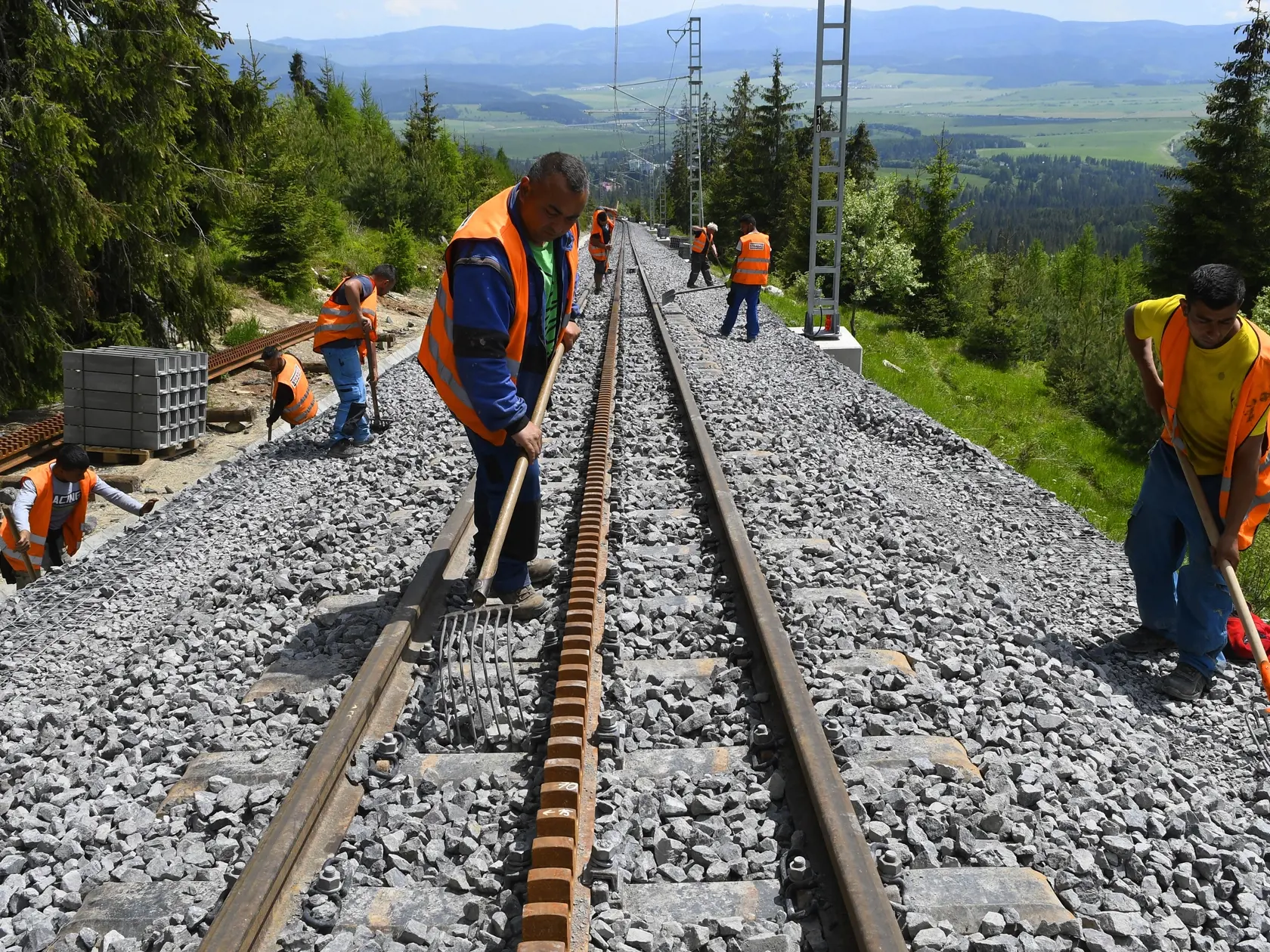 Trať zubačky - ozubnicovej železnice zo železničnej stanice Štrba na Štrbské Pleso vo Vysokých Tatrách rekonštruujú od 6. júla 2020. Pôvodný termín ukončenia rekonštrukcie zubačky bol február 2021. Na snímke robotníci pracujú na úprave trate zubačky medzi Štrbským Plesom a Štrbou. Štrbské Pleso 14. júna 2020 FOTO TASR – Milan Kapusta
