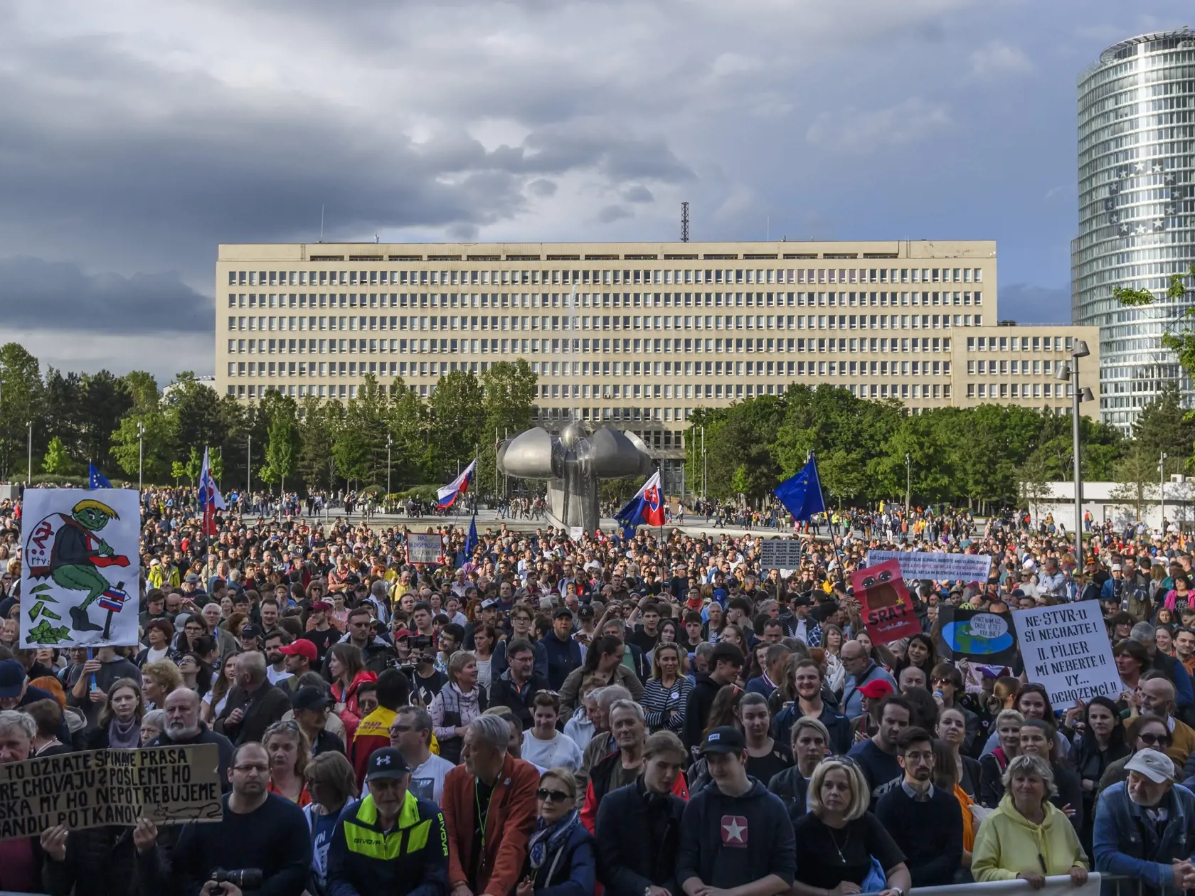 Na snímke ľudia počas protivládneho protestu hnutia Progresívne Slovensko (PS) na Námestí slobody v Bratislave 2. mája 2024. FOTO TASR - Jaroslav Novák