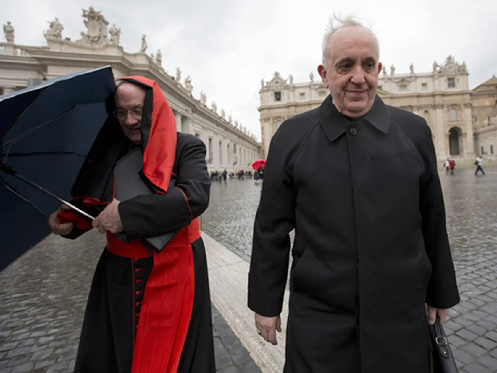 AZ37 archív Vatikán - Na archívnej snímke zo 6. marca 2013 argentínsky kardinál Jorge Mario Bergoglio (vpravo) a kanadský kardinál Marc Ouellet sa prechádzajú na Námestí svätého Petra vo Vatikáne. Pápež František zomrel vo veku 88 rokov len deň po tom, čo počas Veľkonočnej nedele 20. apríla 2025 udelil tradičné požehnanie Urbi et orbi (mestu Rím a svetu) a následne sa previezol po Svätopeterskom námestí v papamobile. Františka pred necelým mesiacom prepustili z Gemelliho nemocnice v Ríme do domácej liečby v jeho rezidencii vo Vatikáne. Osemdesiatosemročného pápeža hospitalizovali 14. februára 2025 s bronchitídou, ktorá neskôr prerástla do obojstranného zápalu pľúc. Pápež prekonal viacero respiračných kríz a krvné testy vo februári zistili „počiatočné zlyhanie obličiek“. FOTO TASR

FILE - Canadian Cardinal Marc Ouellet, left, holds on to his umbrella next to Argentine Cardinal Jorge Mario Bergoglio as they walk in St. Peter's Square after attending a cardinals' meeting, at the Vatican, Wednesday, March 6, 2013. (AP Photo/Andrew Medichini, File)