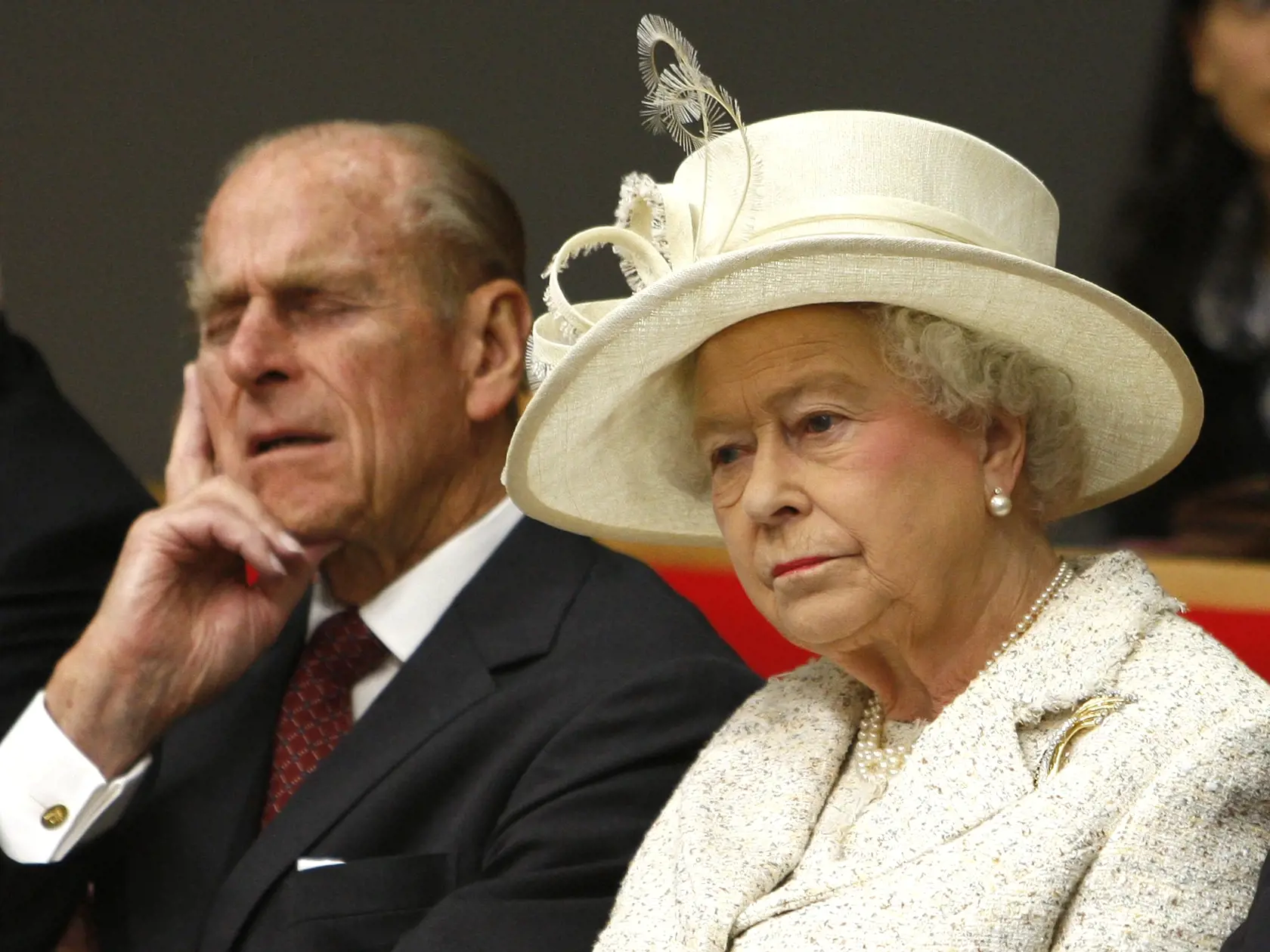 britská krá¾ovná Alžbeta II. manžel princ Philip vojvoda z Edinburghu Filip krá¾ovský pár londýnska škola návšteva prednáška panovníci monarchovia krá¾ovské rody krá¾ovská rodina osobnosti Spojené krá¾ovstvo školstvo