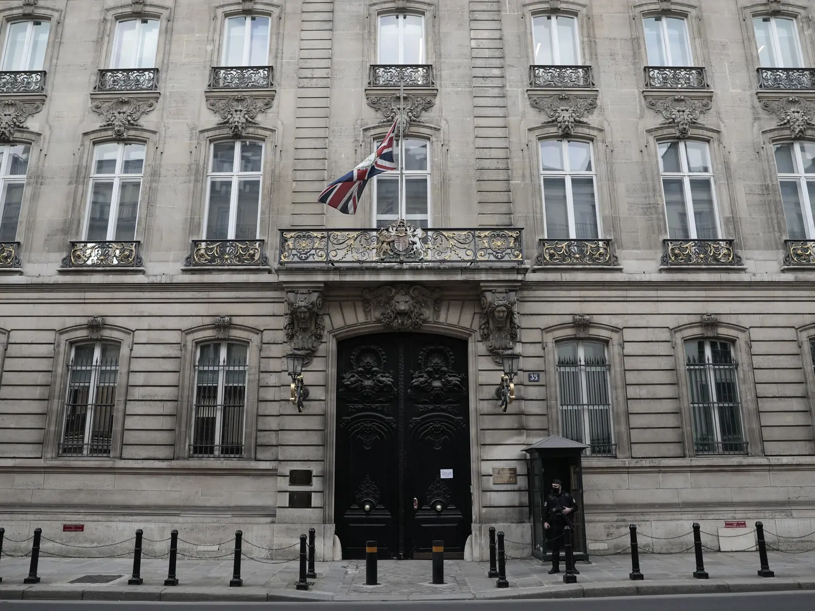 KK13 Paríž - Britská vlajka veje na pol žrde na britskom veľvyslanectve v Paríži 9. apríla 2021. Britský princ Philip, manžel kráľovnej Alžbety II., zomrel v piatok vo veku 99 rokov. Oznámil to Buckinghamský palác.  "Jeho kráľovská výsosť zomrela dnes ráno pokojne na Windsorskom zámku," dodal palác s tým, že ďalšie informácie zverejnia v náležitom čase. FOTO TASR/AP
The British flag flies half mast a the British embassy in Paris, Friday, April 9, 2021. Buckingham Palace officials say Prince Phil