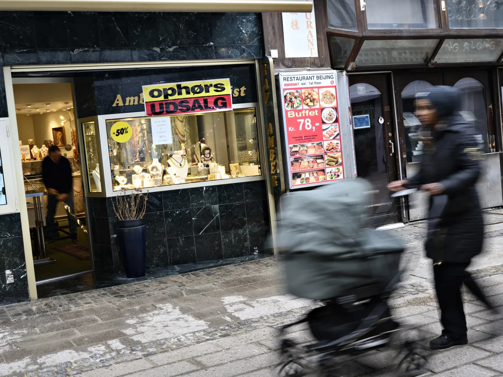 JB 2 Kodaň - Znovuotvorené obchody a obchodné domy na obchodnej ulici v Kodani 1. marca 2021. V Dánsku po niekoľkých mesiacoch  lockdownu znovuotvorili viaceré obchodné prevádzky. FOTO TASR/AP

Shops and stores reopen on a pedestrian street in the center of Copenhagen, Denmark, Monday March 1, 2021. After several months of closure because of the coronavirus, shops are reopening for the first time to allow retailers to rebuild their businesses. (Philip Davali / Ritzau Scanpix)