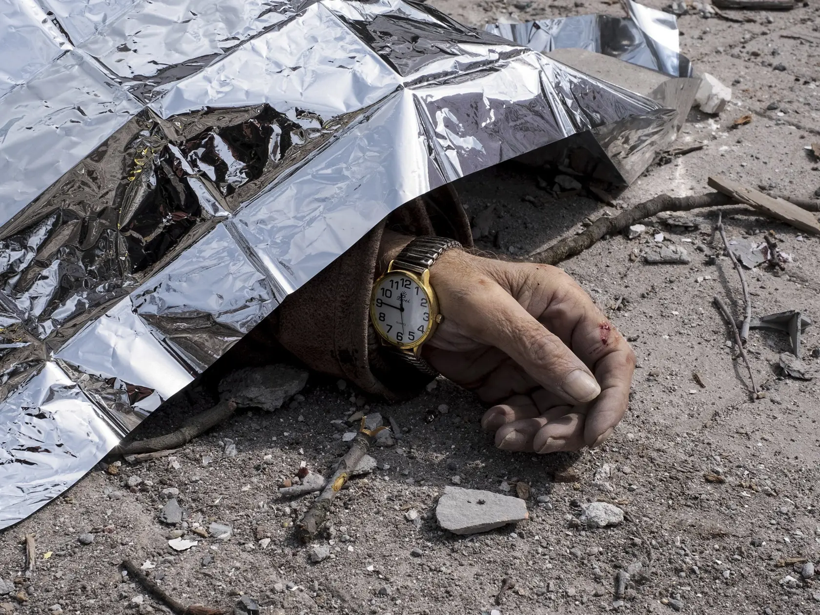 Na snímke telo obete je prikryté  po ruskom raketovom útoku na severoukrajinské mesto Sumy v nedeľu 13. apríla 2025. Pri útoku zahynulo 34 ľudí a viac než 170 ďalších utrpelo zranenia. Útok vyvolal ostrú kritiku zo strany medzinárodného spoločenstva.