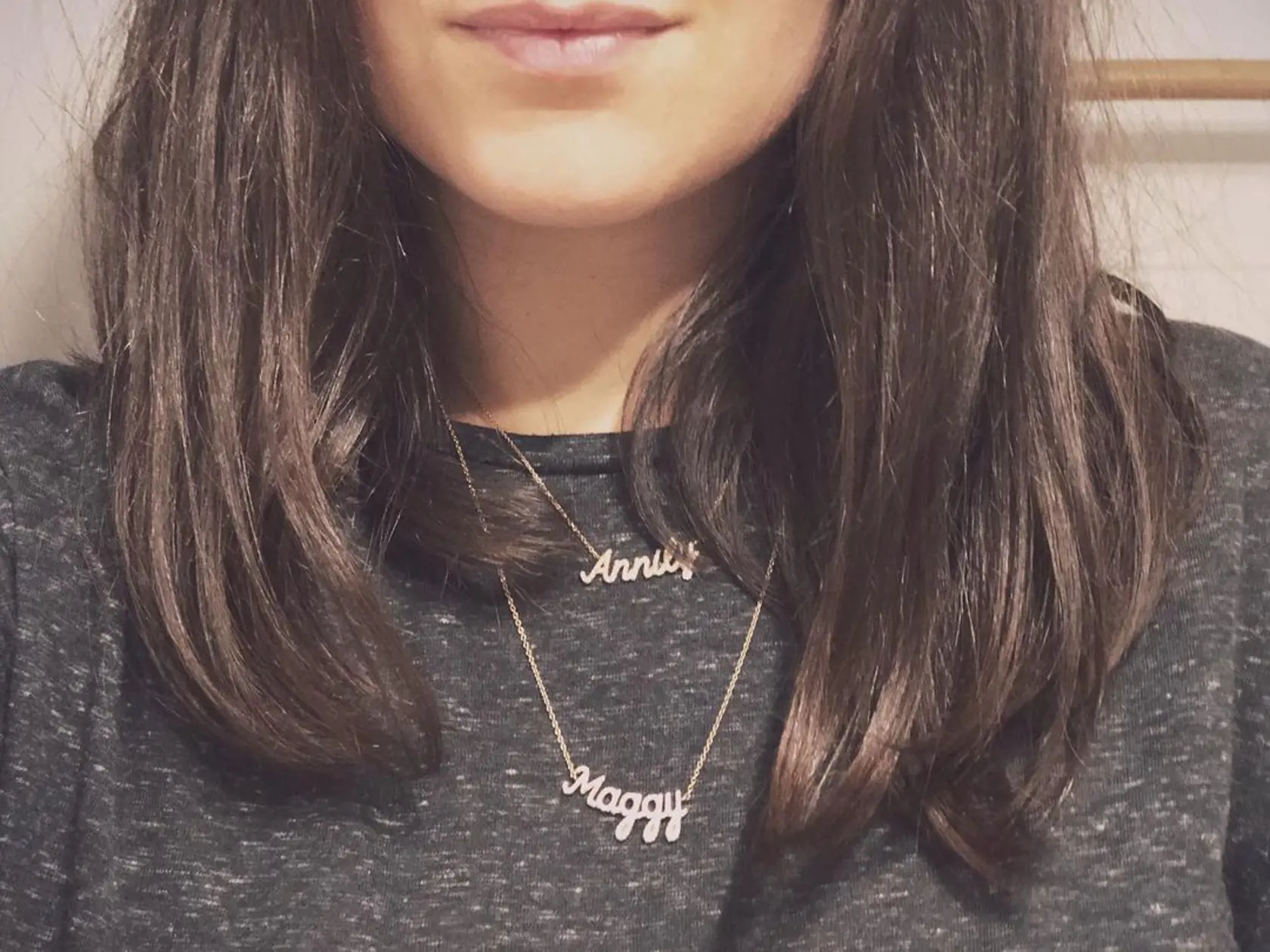 Alizée nosí na krku retiazky s menami svojich dcér.