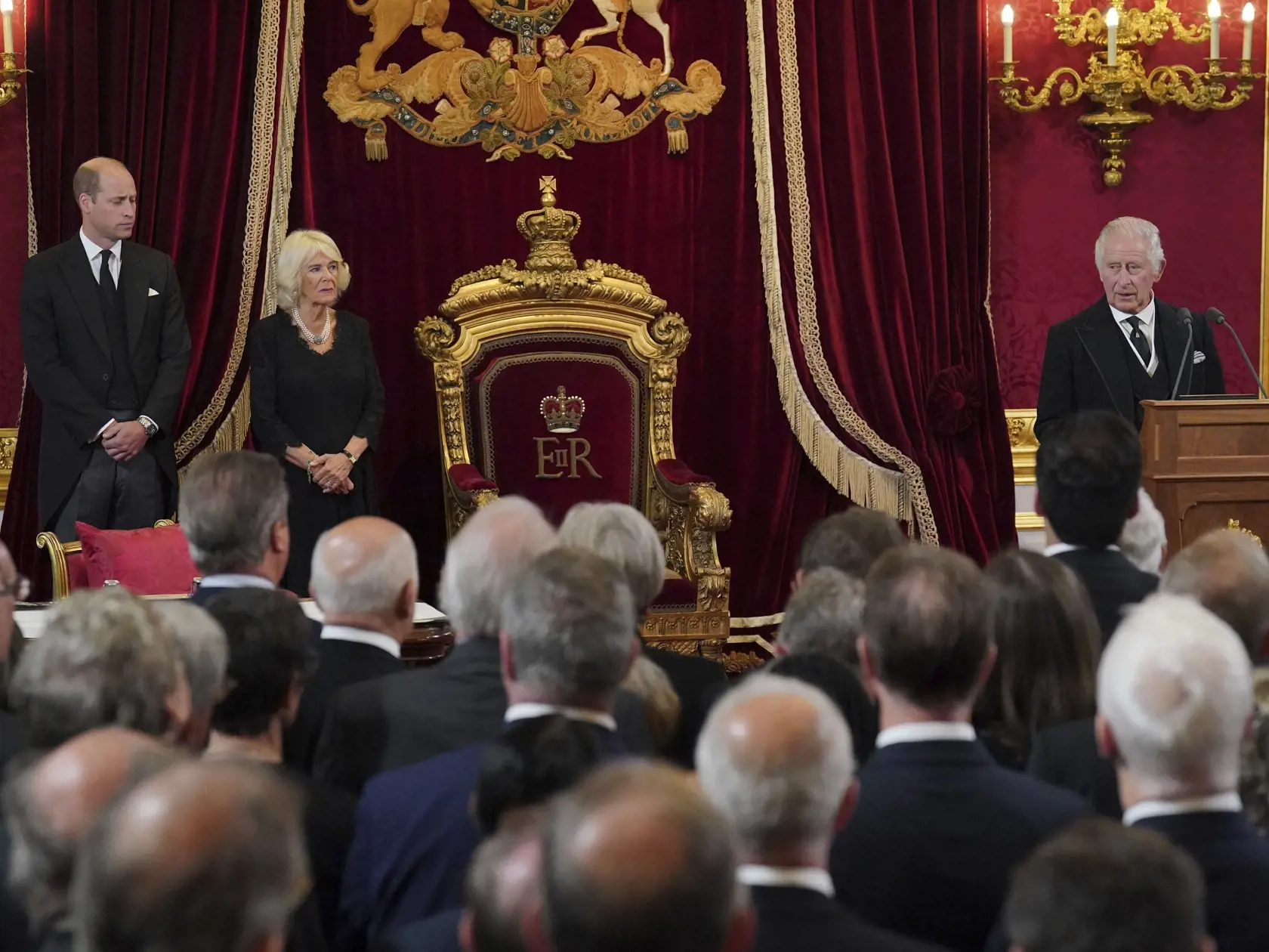 Na snímke v pozadí zľava britský princ William, britská kráľovná manželka Kamila a britský kráľ Karol III. počas zasadnutia rady pre nástupníctvo trónu v Paláci svätého Jakuba v Londýne 10. septembra 2022. Karol III. sa v sobotu predpoludním počas zasadnutia rady pre nástupníctvo trónu v Paláci svätého Jakuba stal novým britským kráľom. FOTO TASR/AP