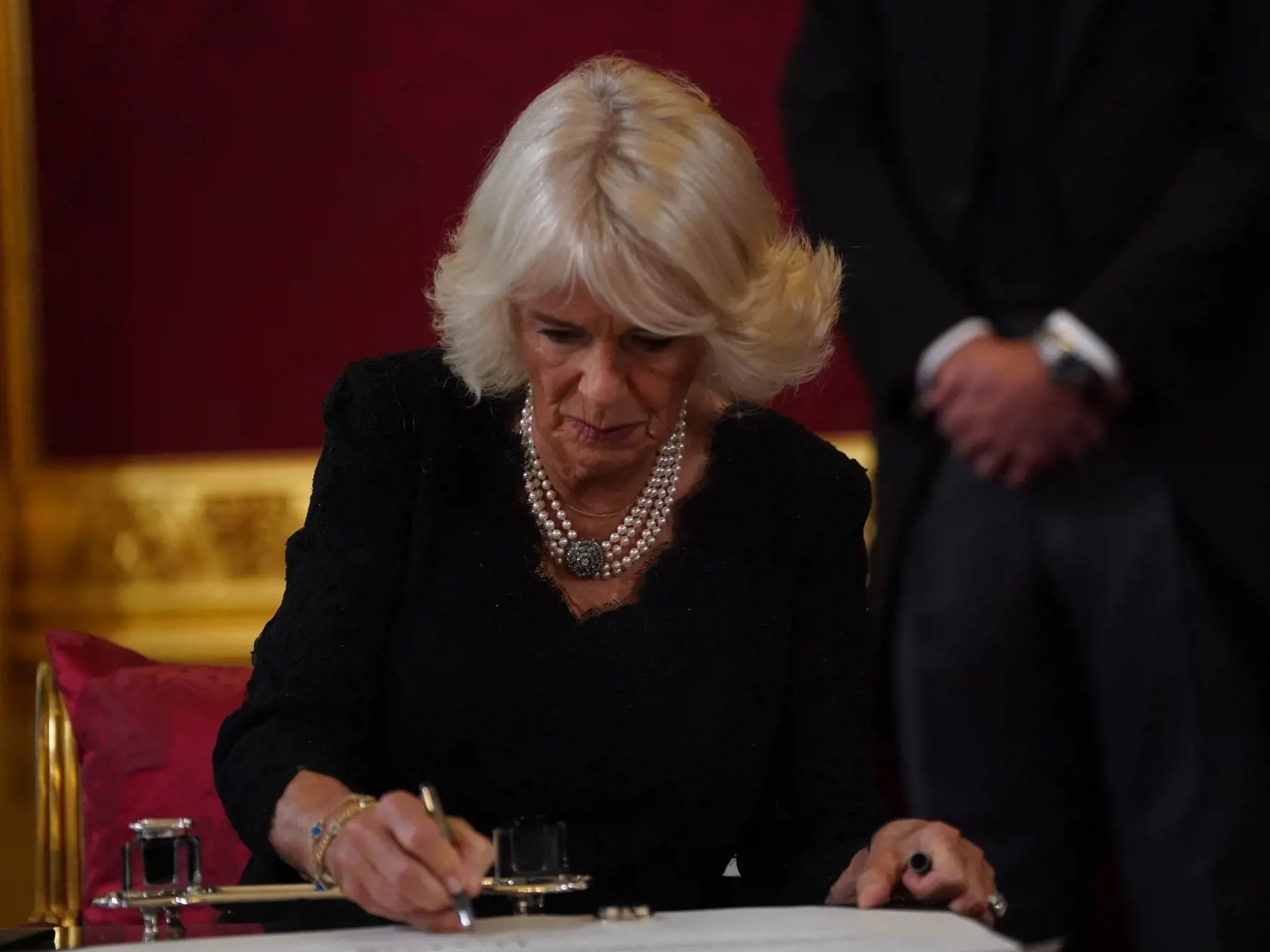 Na snímke britská kráľovná manželka Kamila podpisuje prísahu počas zasadnutia rady pre nástupníctvo trónu v Paláci svätého Jakuba v Londýne 10. septembra 2022. Karol III. sa v sobotu predpoludním počas zasadnutia rady pre nástupníctvo trónu v Paláci svätého Jakuba stal novým britským kráľom. FOTO TASR/AP