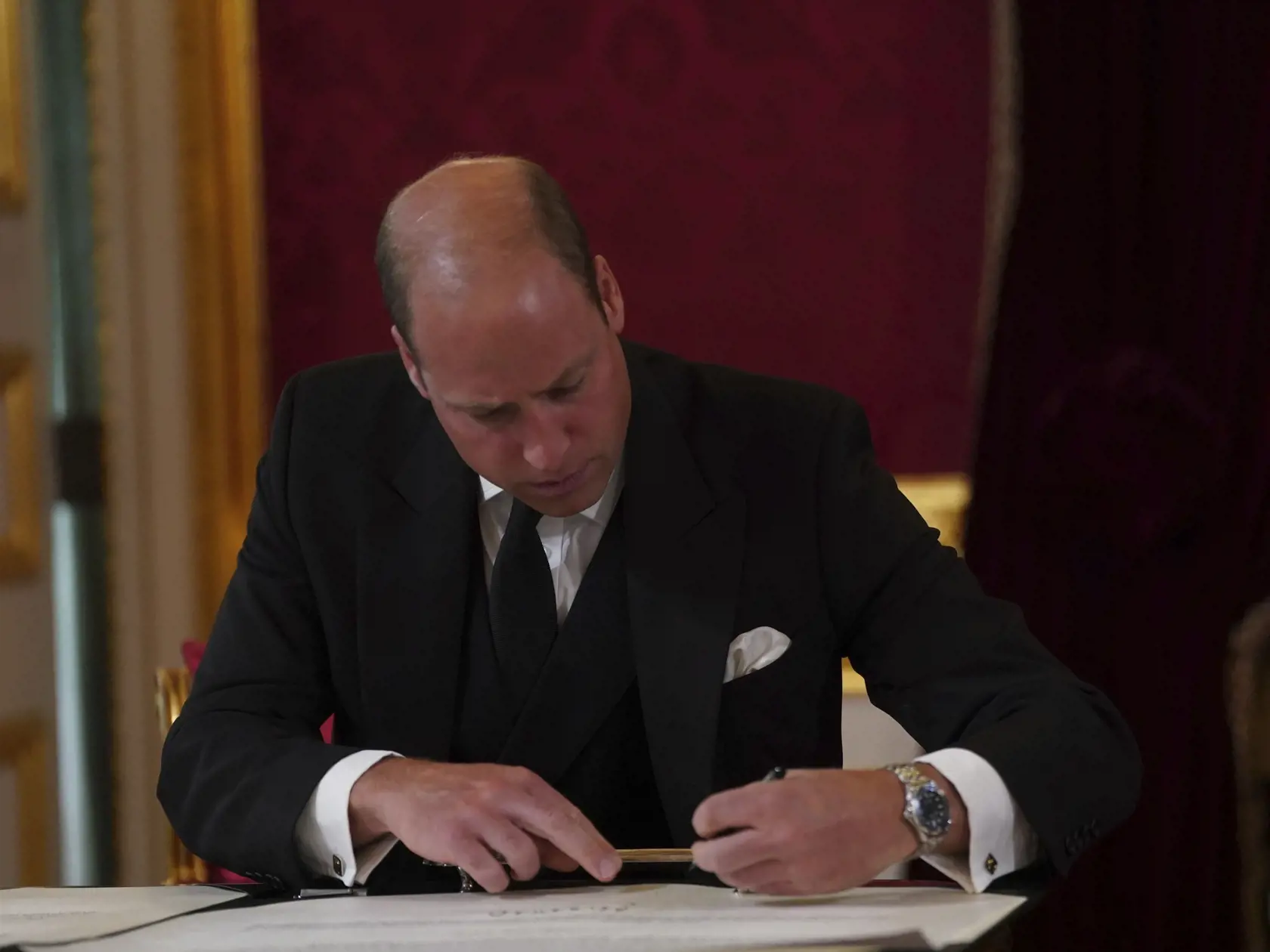 Na snímke britský princ William podpisuje prísahu počas zasadnutia rady pre nástupníctvo trónu v Paláci svätého Jakuba v Londýne 10. septembra 2022. Karol III. sa v sobotu predpoludním počas zasadnutia rady pre nástupníctvo trónu v Paláci svätého Jakuba stal novým britským kráľom. FOTO TASR/AP
