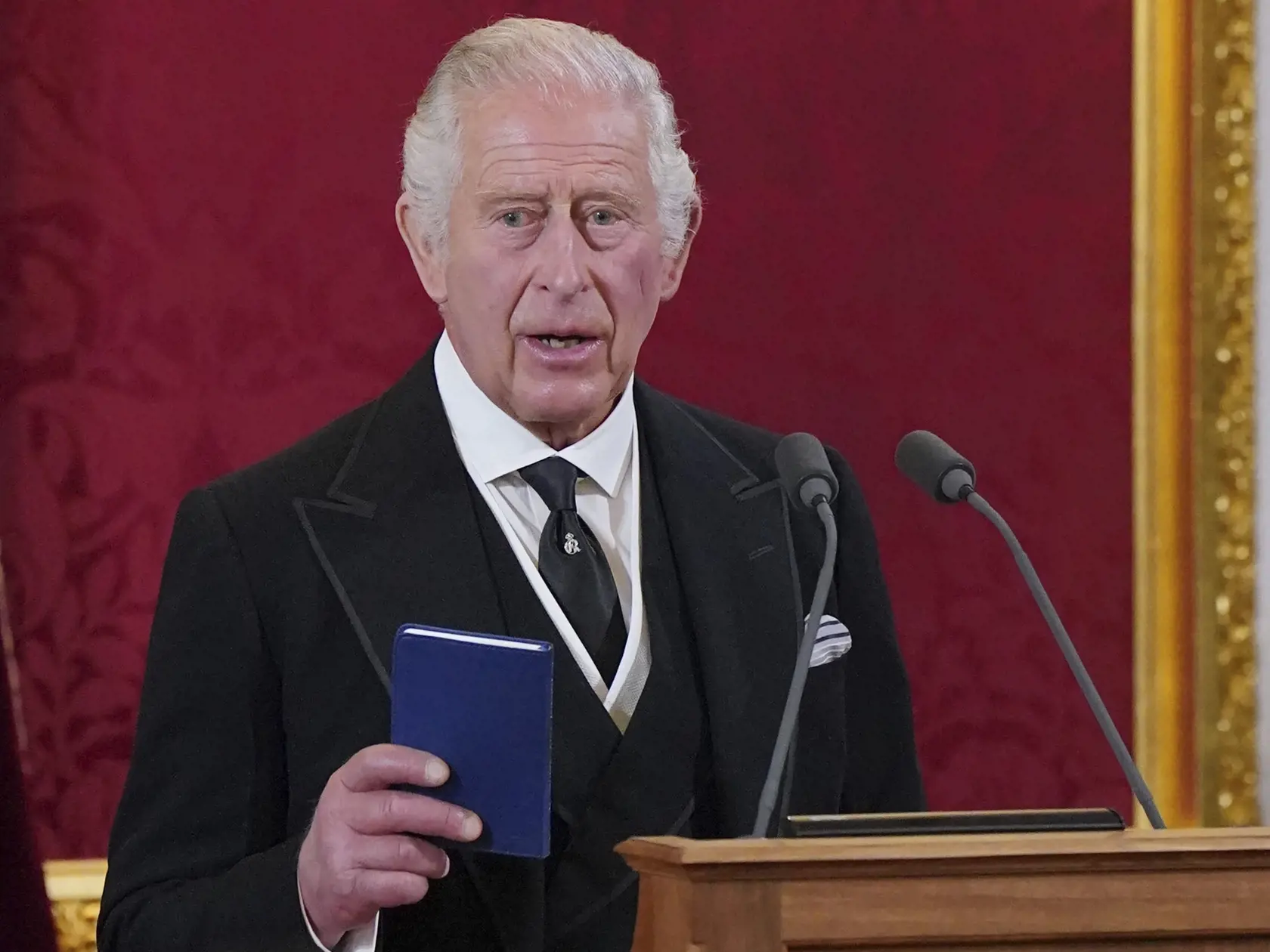Na snímke britský kráľ Karol III. skladá prísahu počas zasadnutia rady pre nástupníctvo trónu v Paláci svätého Jakuba v Londýne 10. septembra 2022. Karol III. sa v sobotu predpoludním počas zasadnutia rady pre nástupníctvo trónu v Paláci svätého Jakuba stal novým britským kráľom. FOTO TASR/AP