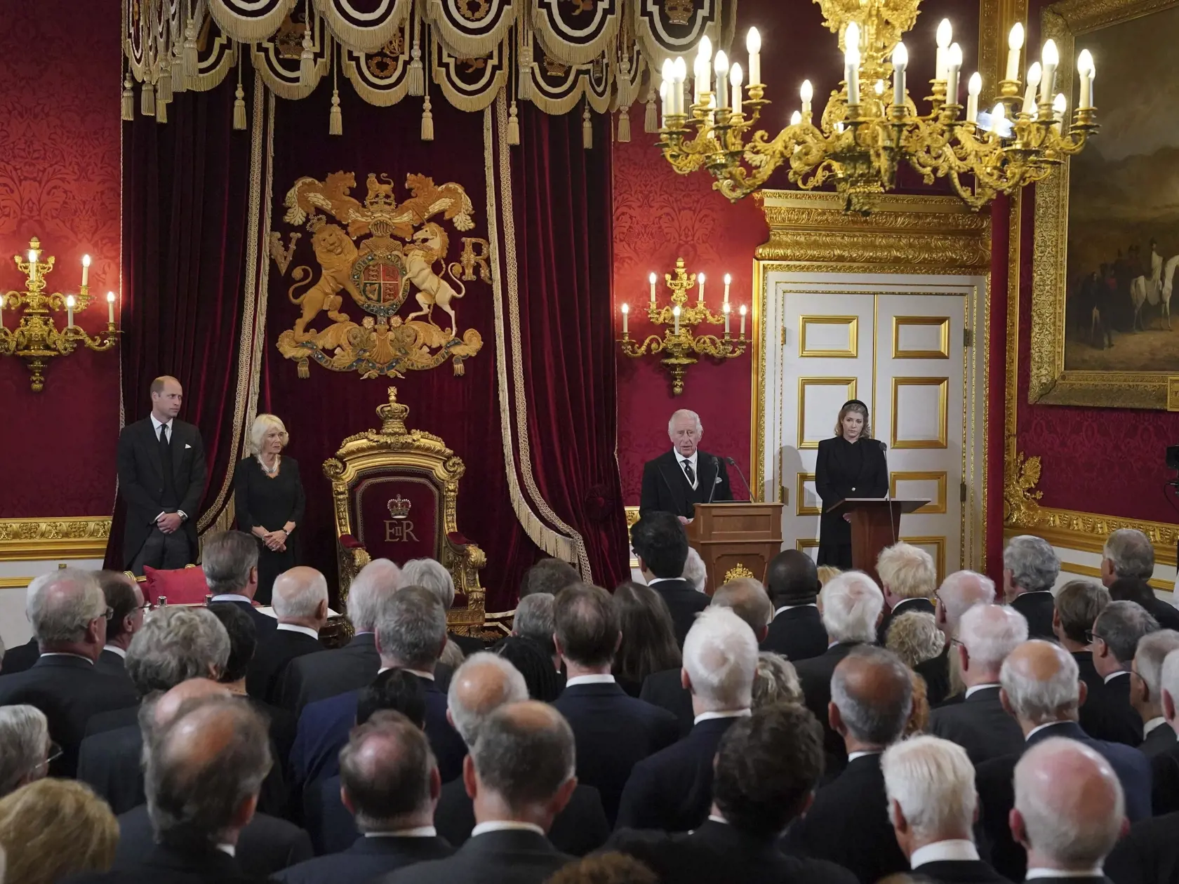 Na snímke v pozadí zľava britský princ William, britská kráľovná manželka Kamila, britský kráľ Karol III. a predsedníčka nástupníckej rady Penny Mordauntová počas zasadnutia rady pre nástupníctvo trónu v Paláci svätého Jakuba v Londýne 10. septembra 2022. Karol III. sa v sobotu predpoludním počas zasadnutia rady pre nástupníctvo trónu v Paláci svätého Jakuba stal novým britským kráľom. FOTO TASR/AP