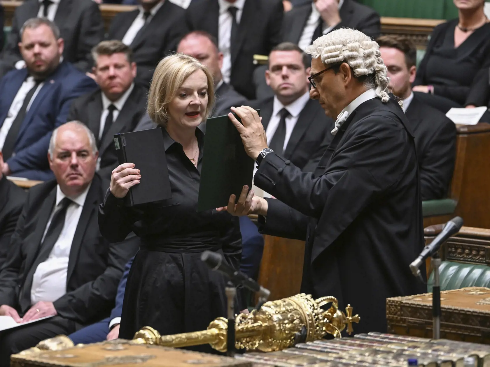 Na snímke v popredí vľavo britská premiérka Lizz Trussová skladá prísahu vernosti novému britskému kráľovi Karolovi III. v Dolnej Snemovni britského parlamentu v Londýne 10. septembra 2022. Trussová bude sprevádzať nového kráľa Karola III. na ceste, počas ktorej navštívi štyri národy Veľkej Británie a bude viesť dni štátneho smútku za jeho matkou kráľovnou Alžbetou II., ktorá zomrela vo štvrtok vo veku 96 rokov. FOTO TASR/AP