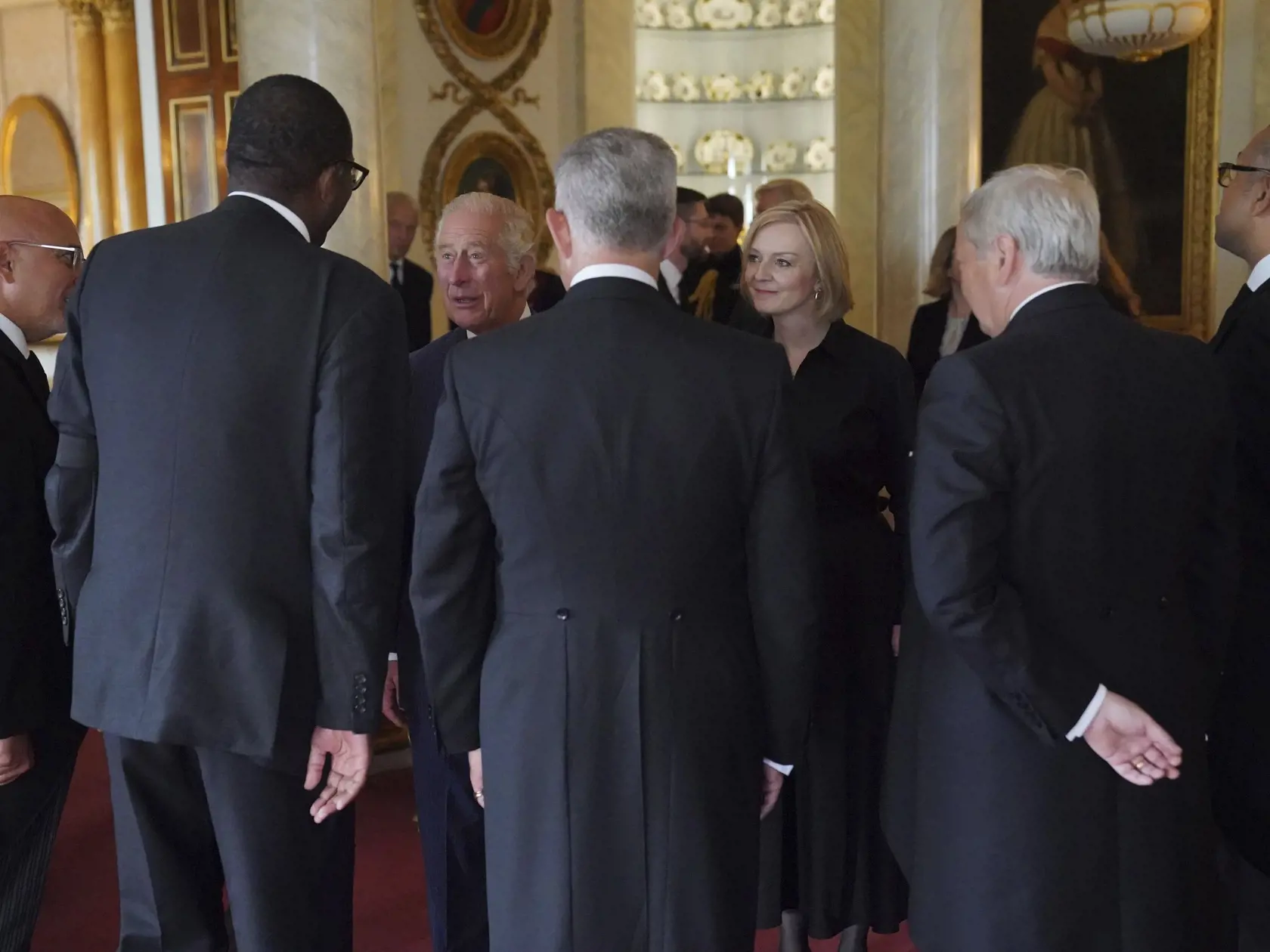 Na snímke tretí zľava britský kráľ Karol III. a tretia sprava britská premiérka Liz Trussová počas prvého stretnutia britskej premiérky a členov vlády s novým britským kráľom Karolom III. v Buckinghamskom paláci 10. septembra 2022. FOTO TASR/AP