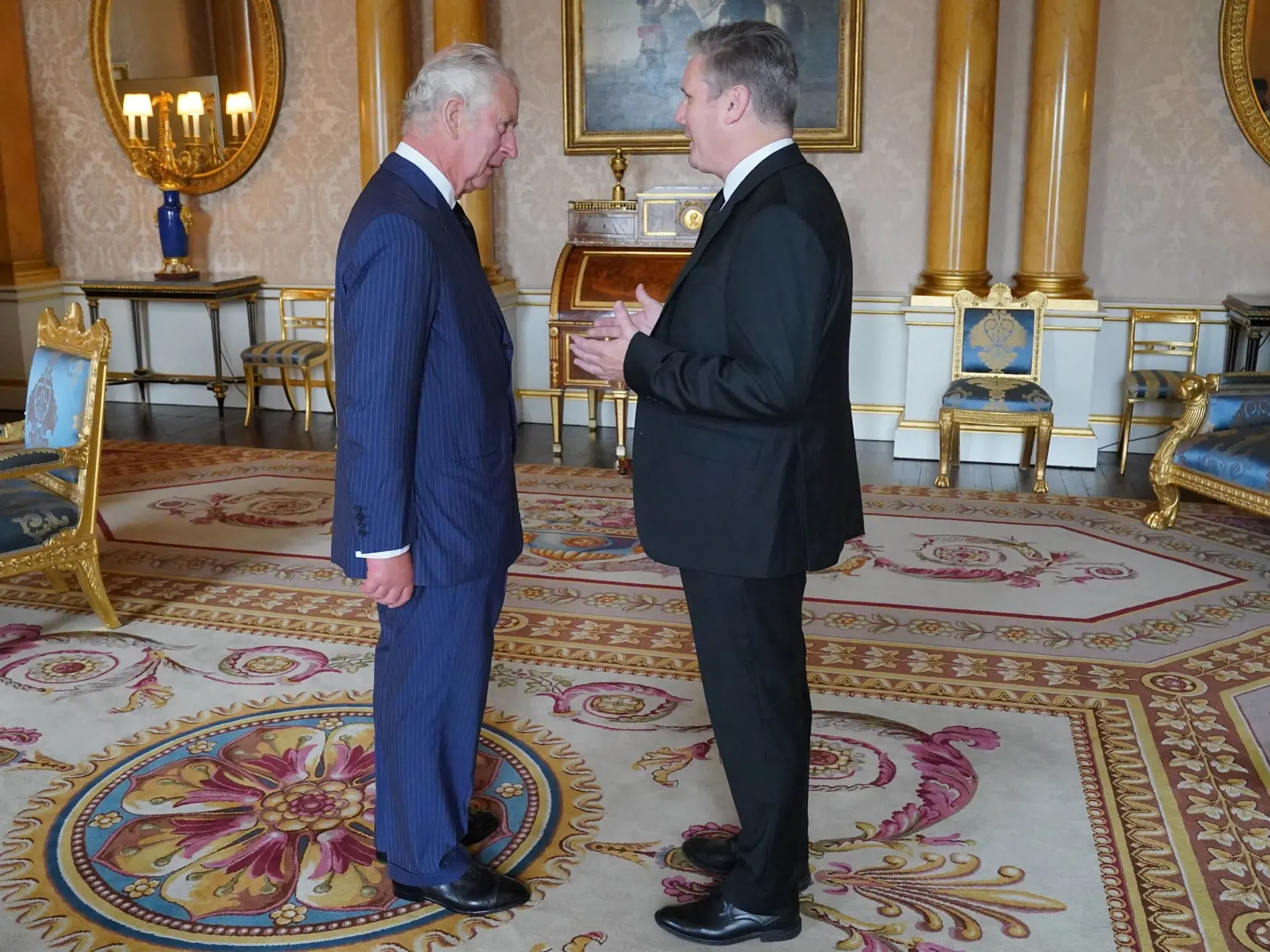 Na snímke zľava britský kráľ Karol III. a predseda britskej opozičnej Labouristickej strany Keir Starmer počas prvého stretnutia s novým britským kráľom Karolom III. v Buckinghamskom paláci 10. septembra 2022. FOTO TASR/AP
