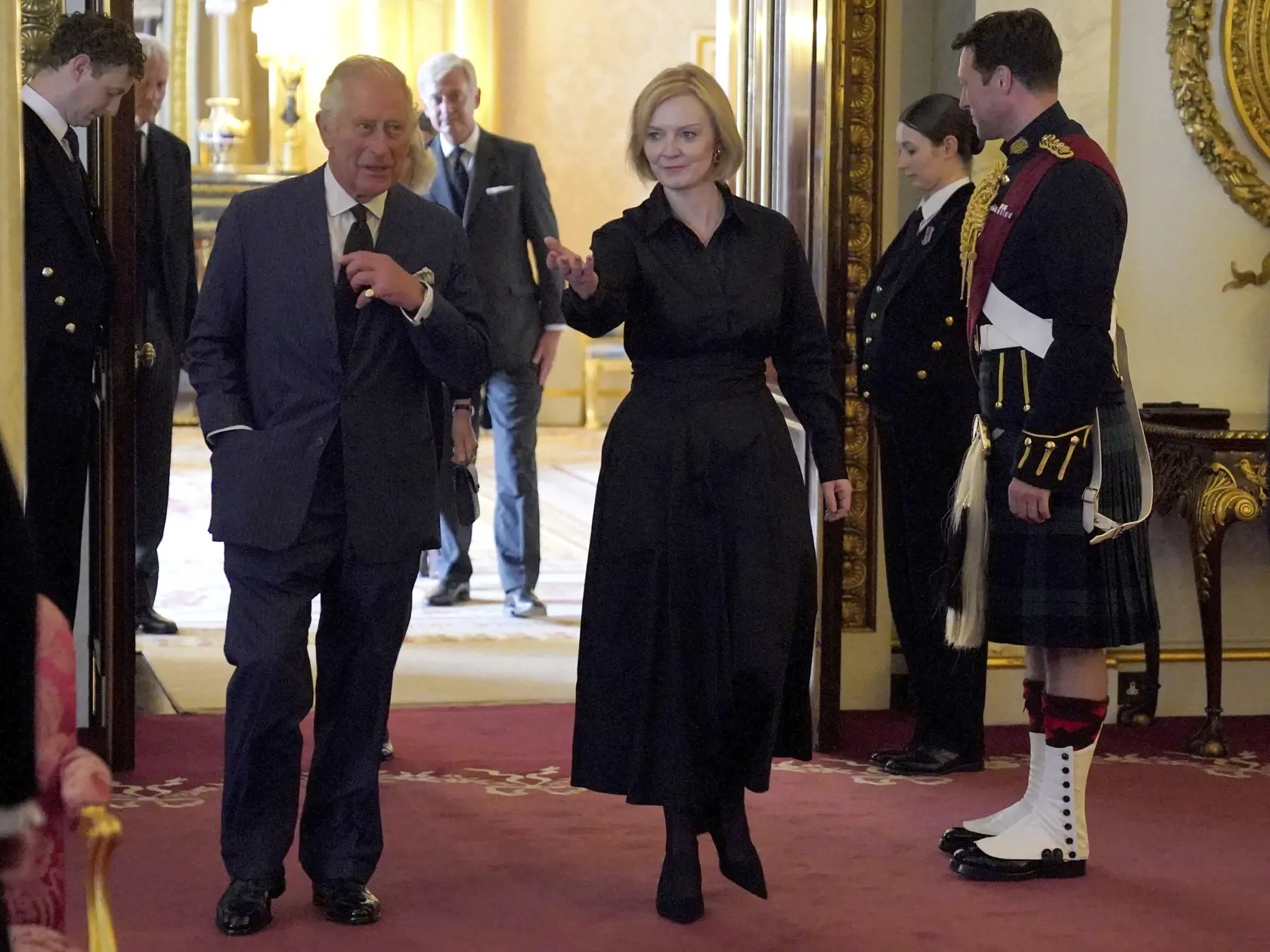 Na snímke v popredí zľava britský kráľ Karol III. a britská premiérka Liz Trussová sa zhovárajú počas prvého stretnutia britskej premiérky a členov vlády s novým britským kráľom Karolom III. v Buckinghamskom paláci 10. septembra 2022. FOTO TASR/AP
