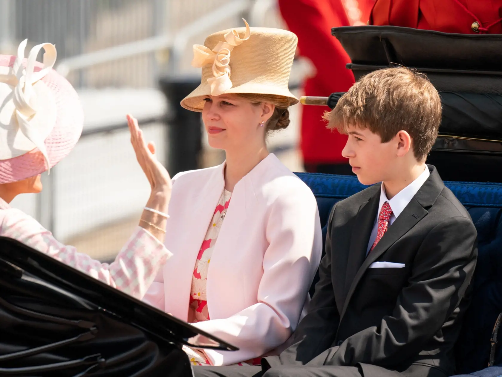 Lady Louise Windsor (vľavo) v ružovom na oslavách jubilea kráľovnej Alžbety II.