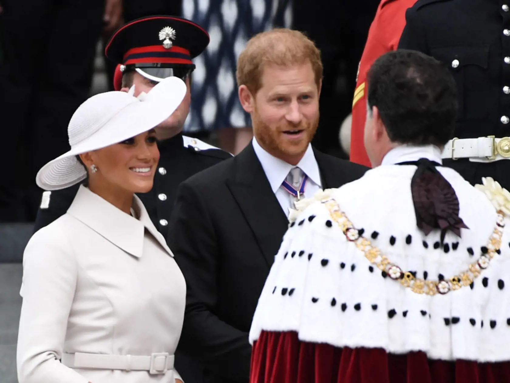 Princ Harry a Meghan Markle sa dnes ráno stretli so zvyškom kráľovskej rodiny v Katedrále svätého Pavla na ďakovnej bohoslužbe pre kráľovnú, ktorá sa ju na poslednú chvíľu rozhodla sledovať doma na hrade Windsor. Dôvodom jej neúčasti majú byť zdravotné ťažkosti spojené s pohybovým aparátom.