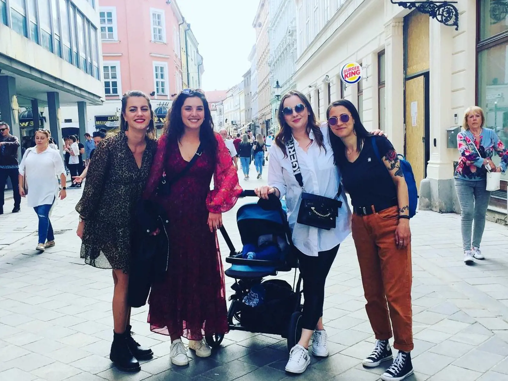 Sarah Arató s priateľkami