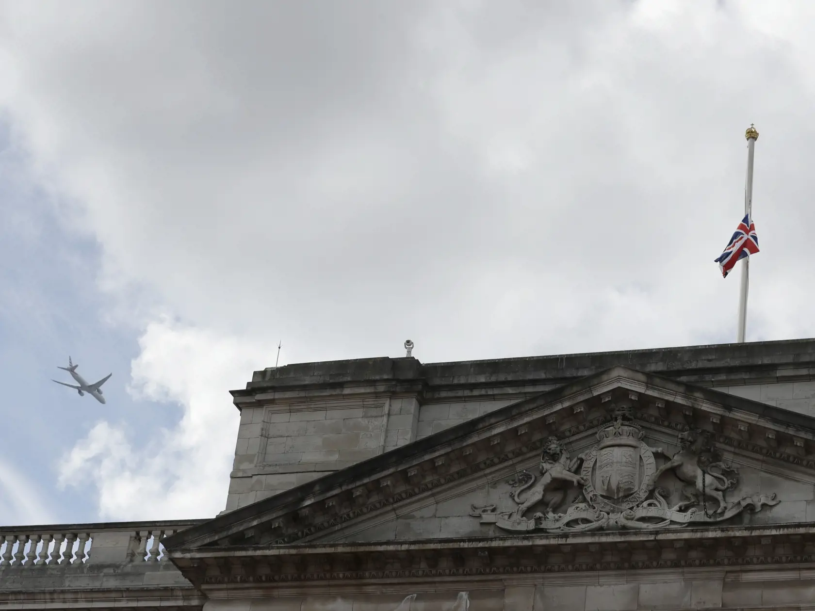 KK7 Londýn -  Britská vlajka veje na pol žrde nad Buckinghamským palácom 9. apríla 2021 v Londýne. Britský princ Philip, manžel kráľovnej Alžbety II., zomrel v piatok vo veku 99 rokov. Oznámil to Buckinghamský palác.  "Jeho kráľovská výsosť zomrela dnes ráno pokojne na Windsorskom zámku," dodal palác s tým, že ďalšie informácie zverejnia v náležitom čase. FOTO TASR/AP
The Union flag hangs at half staff over Buckingham Palace in London, Friday, April 9, 2021. Buckingham Palace officials say Princ