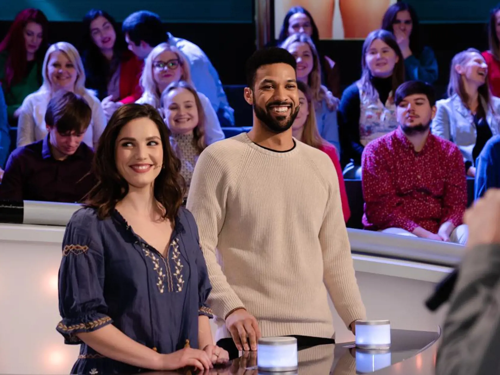 Sarah Arató s kolegom Victorom Ibarom v relácii Záhady tela.