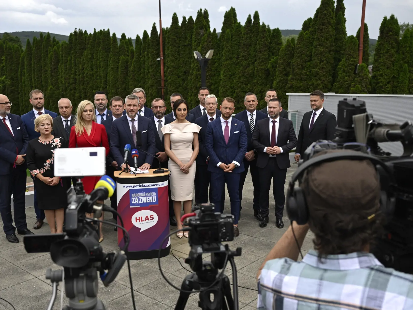 Na snímke predseda mimoparlamentnej strany Hlas-SD Peter Pellegrini (uprostred) počas tlačovej konferencie po sneme strany v Púchove v sobotu 10. júna 2023.