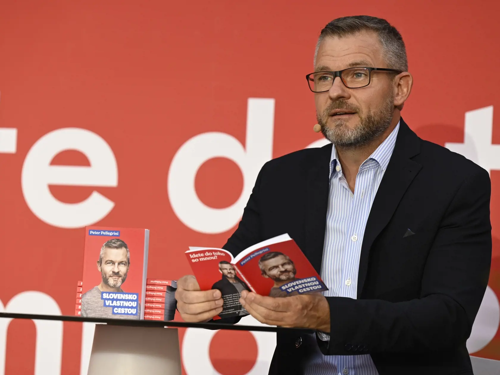 Na snímke vpravo predseda strany HLAS-SD Peter Pellegrini číta zo svojej knihy Peter Pellegrini: Slovensko vlastnou cestou počas predstavenia knihy, 7. júla 2023 v Trenčíne.