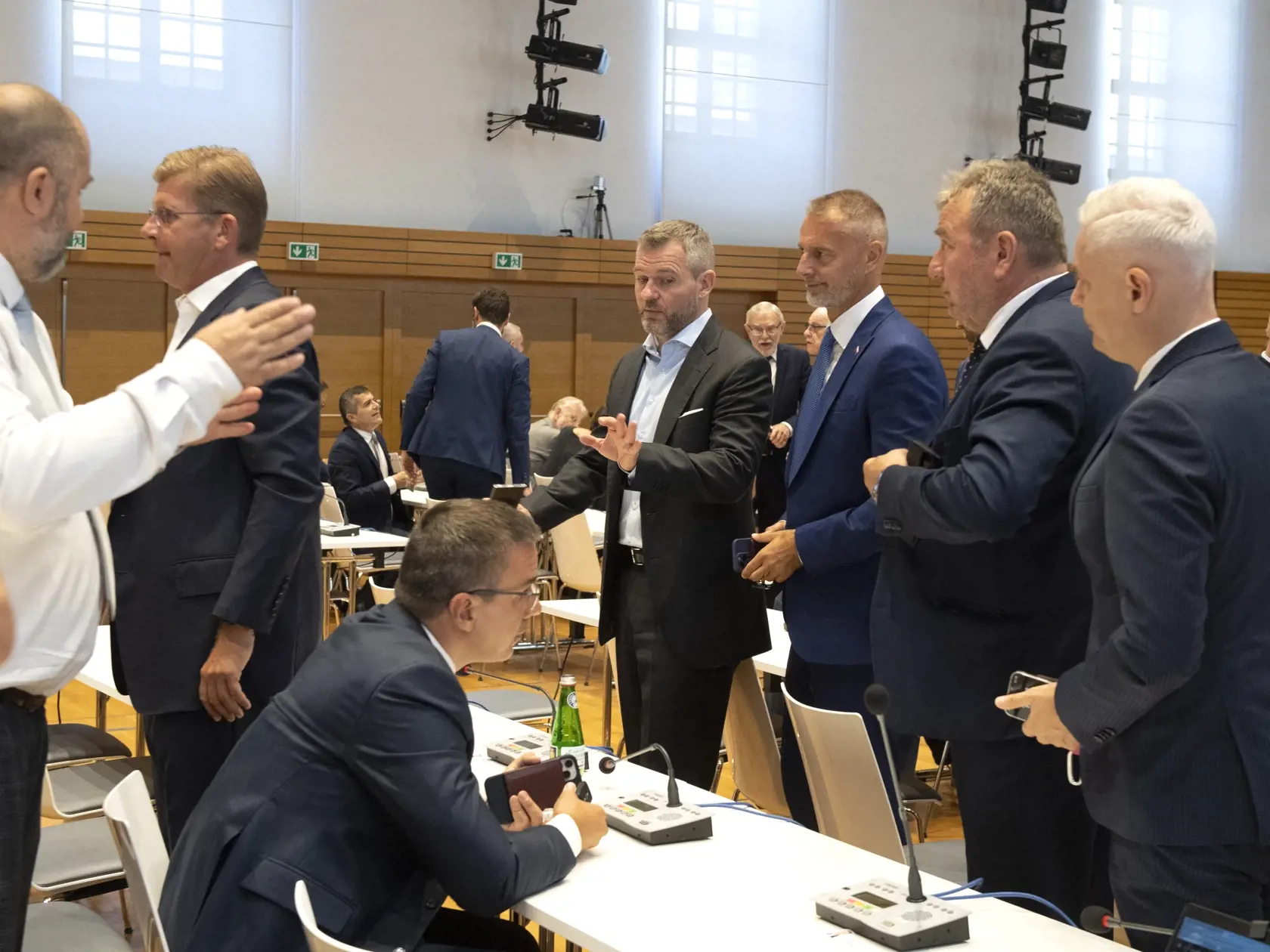 Na snímke poslanci Národnej rady Slovenskej republiky s lídrom strany Hlas-SD Petrom Pellegrinim (v pozadí uprostred) (nezaradený) počas mimoriadnej 100. schôdze Národnej rady Slovenskej republiky 7. septembra 2023 v Bratislave.