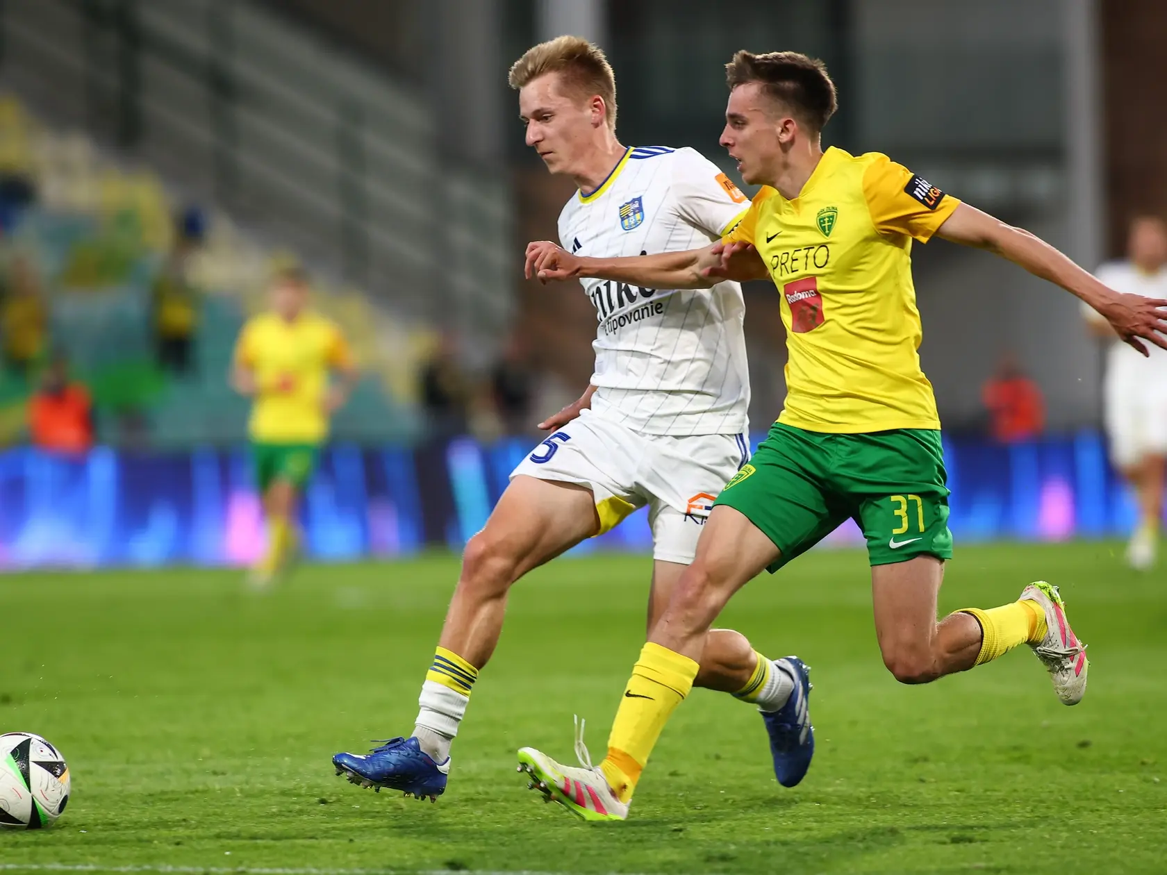 Na snímke sprava Mário Sauer (Žilina) a Miroslav Sovič (Košice) bojujú o loptu v dohrávke 5. kola nadstavbovej časti futbalovej Niké ligy v skupine o titul MŠK Žilina - FC Košice v Žiline v stredu 23. apríla 2025. FOTO TASR - Daniel Stehlík