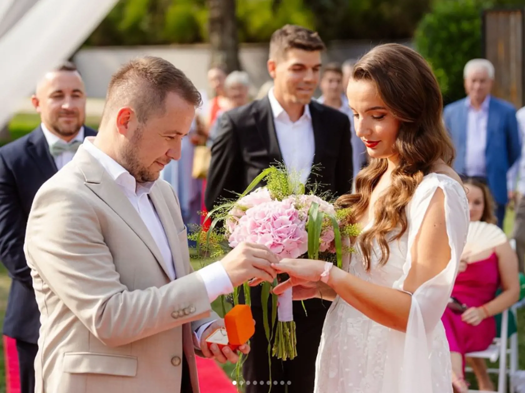 Viktor Vincze v úlohe oddávajúceho. Najnovšie sa dal "ukecať" aj na ďalší netradičný džob - zosobášil svojho kamaráta a redaktora z Markízy Martina Petra.