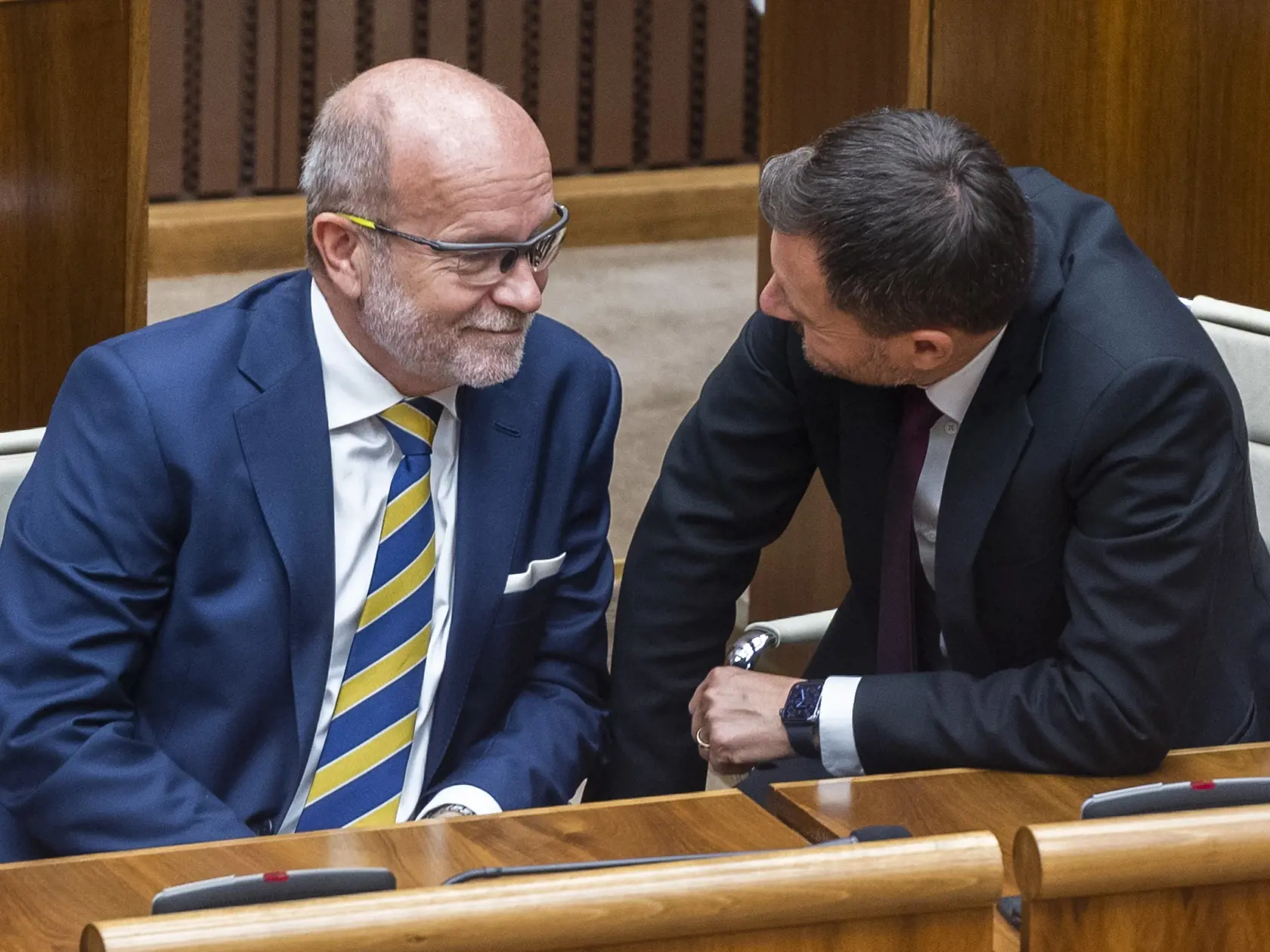 Na snímke zľava minister zahraničných vecí a európskych záležitostí SR Rastislav Káčer a predseda vlády SR Eduard Heger (OĽaNO) počas 71. schôdze Národnej rady SR v Bratislave 13. septembra 2022.