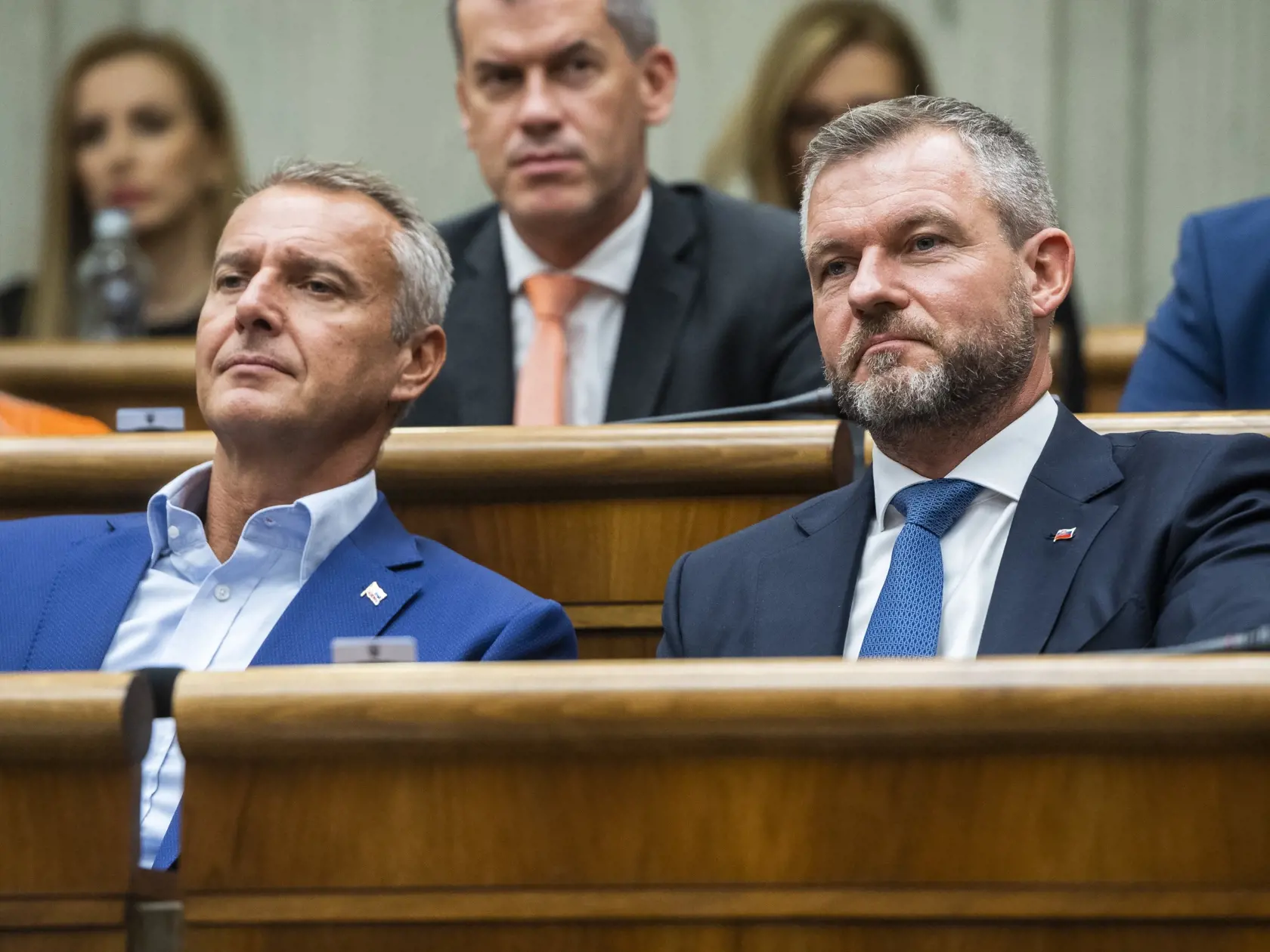 Na snímke poslanci NRSR Richard Raši a Peter Pellegrini (obaja Hlas-SD) počas 71. schôdze Národnej rady SR v Bratislave 13. septembra 2022.